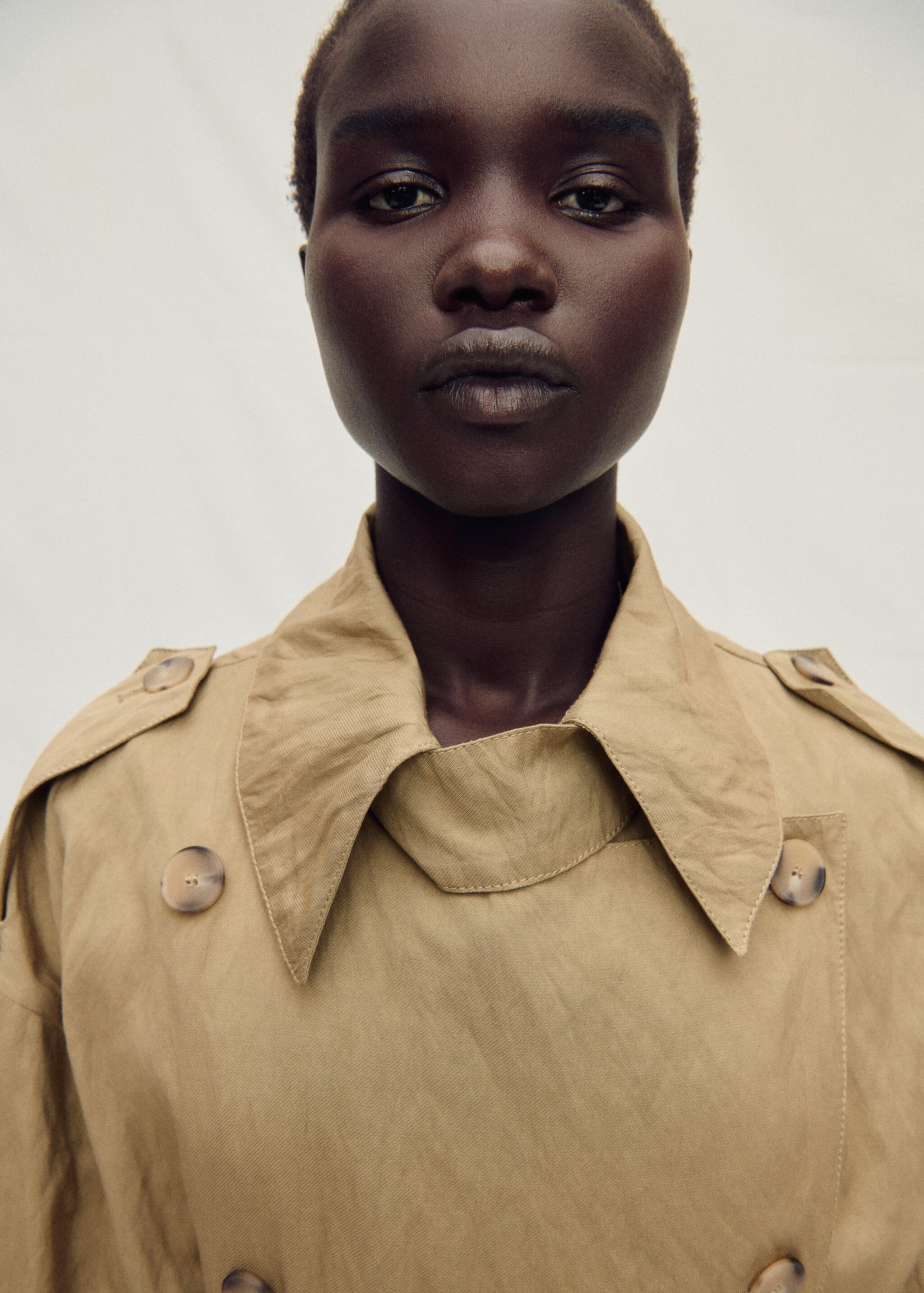 Oversized-Trenchcoat mit Knitter-Effekt - Detail des Artikels 1, Mittelbraun. Ref: 87097717-00.