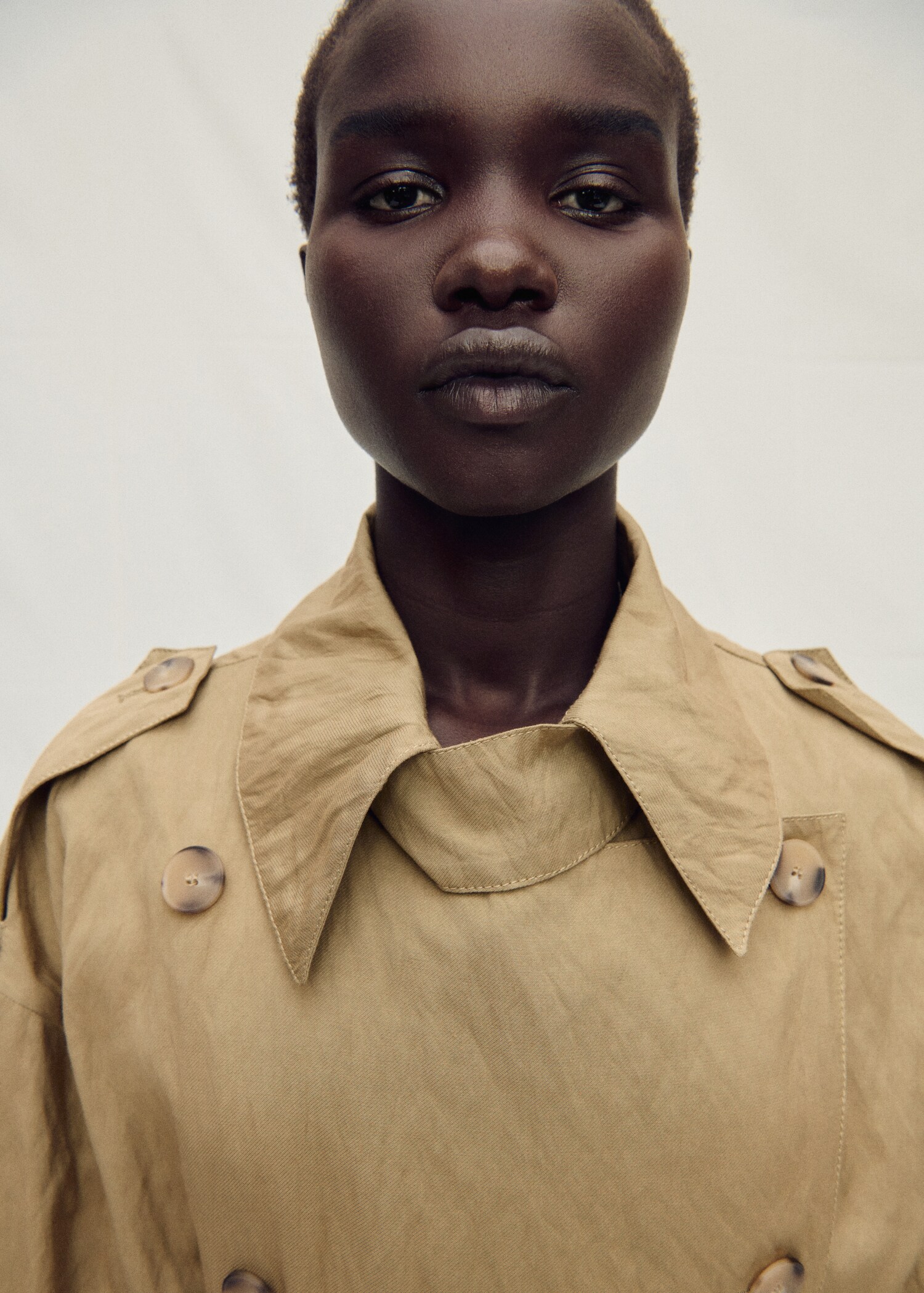 Oversized-Trenchcoat mit Knitter-Effekt - Detail des Artikels 1