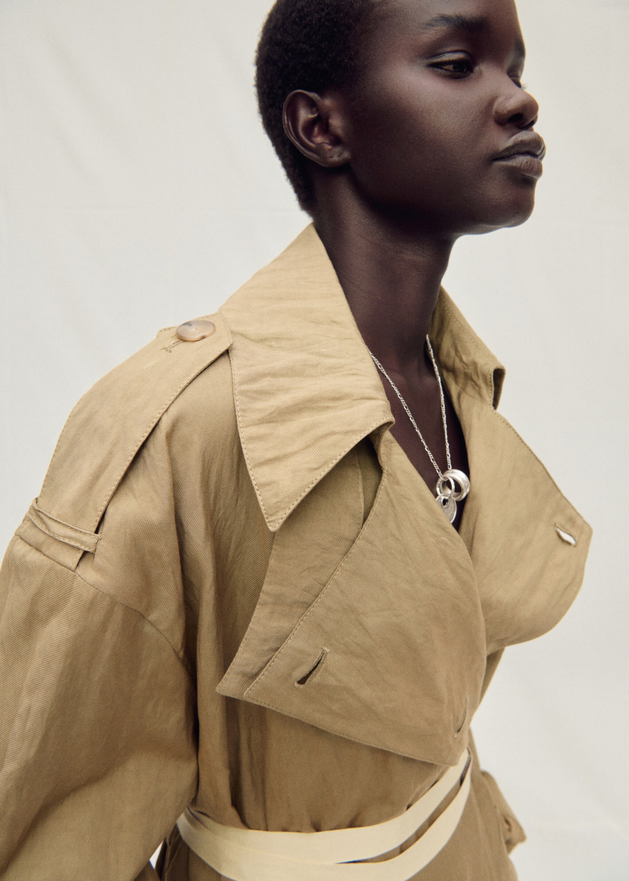 Oversized-Trenchcoat mit Knitter-Effekt - Detail des Artikels 2, Mittelbraun. Ref: 87097717-00.