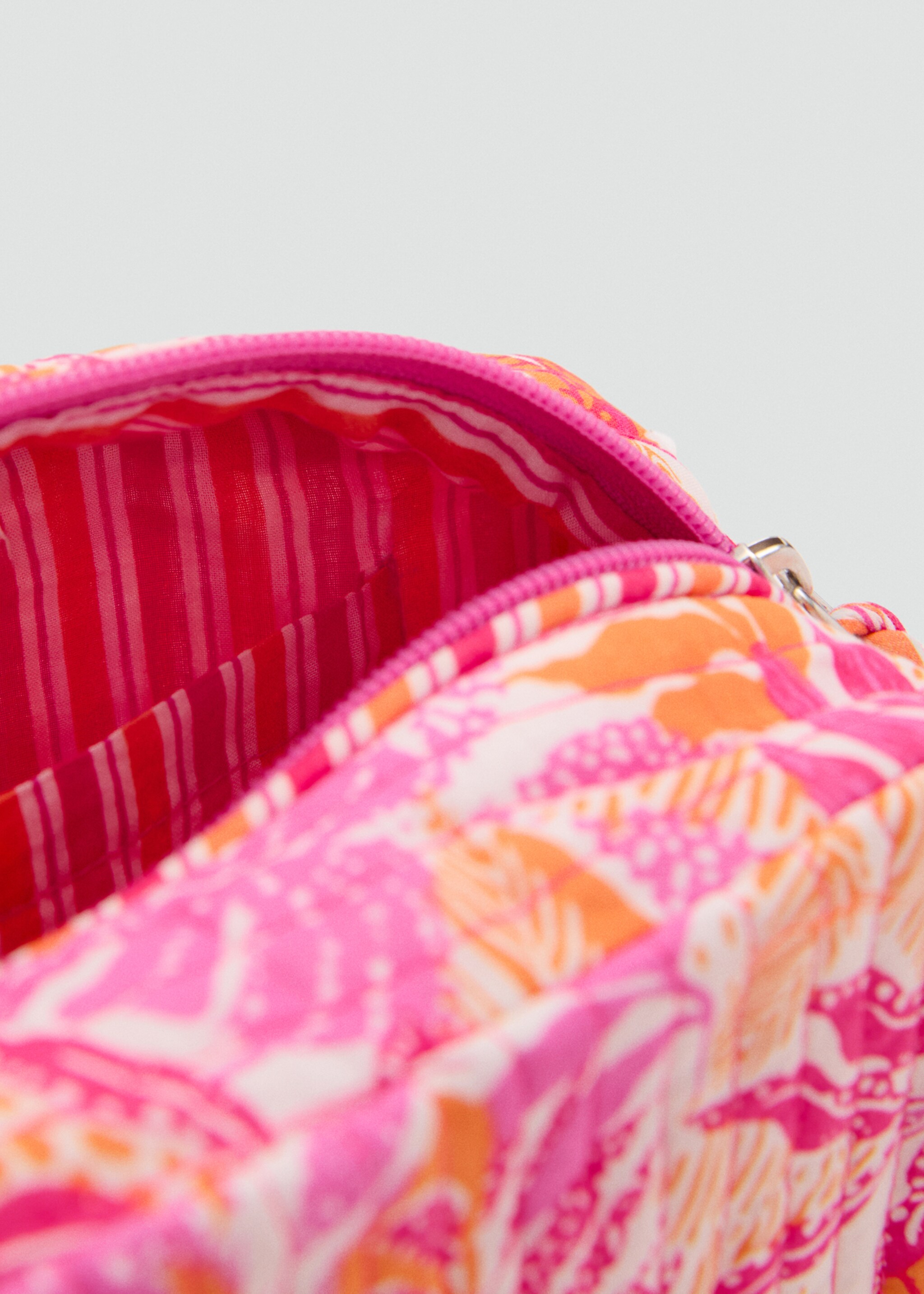 Trousse de toilette matelassée imprimée - Détail de l'article 1, Fraise. Ref: 87097894-00.