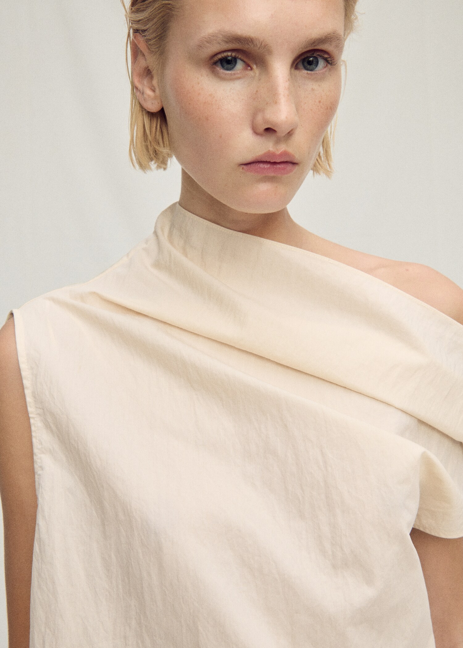 Blusa algodón cuello asimétrico - Plano medio