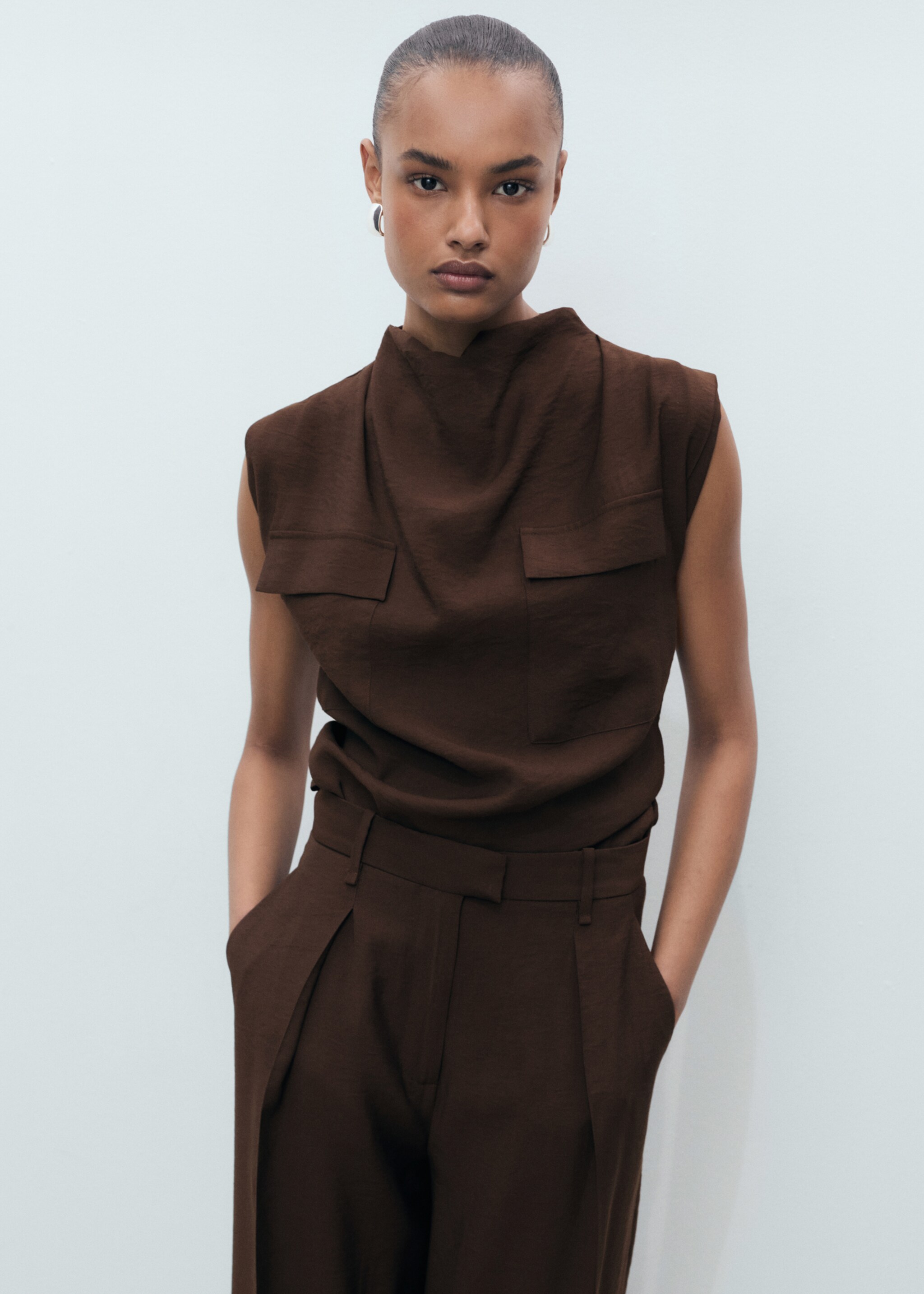 Wide leg pleated trousers - Details of the article 1, Chocolate. Ref: 87098273-00.