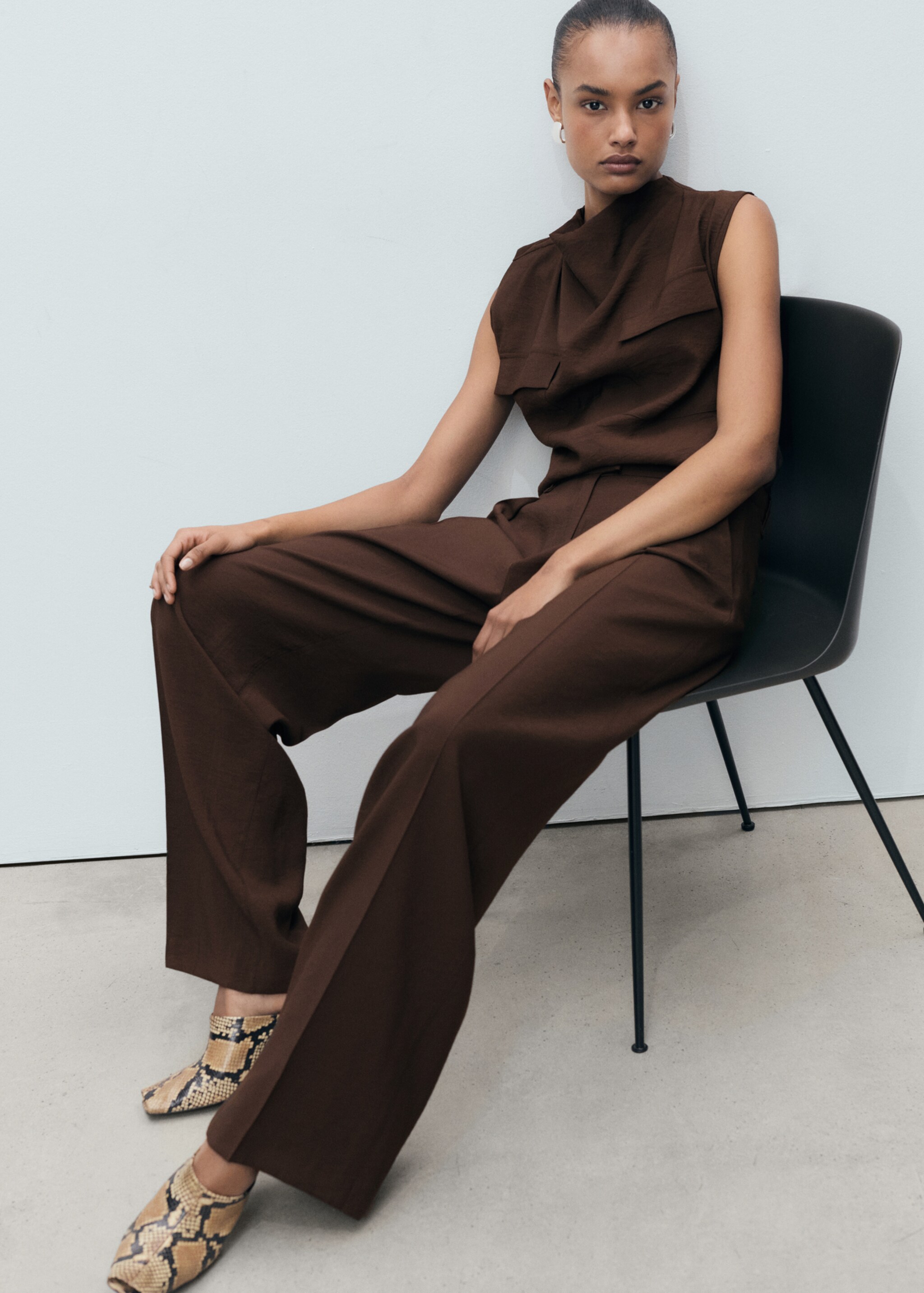 Wide leg pleated trousers - Details of the article 4, Chocolate. Ref: 87098273-00.