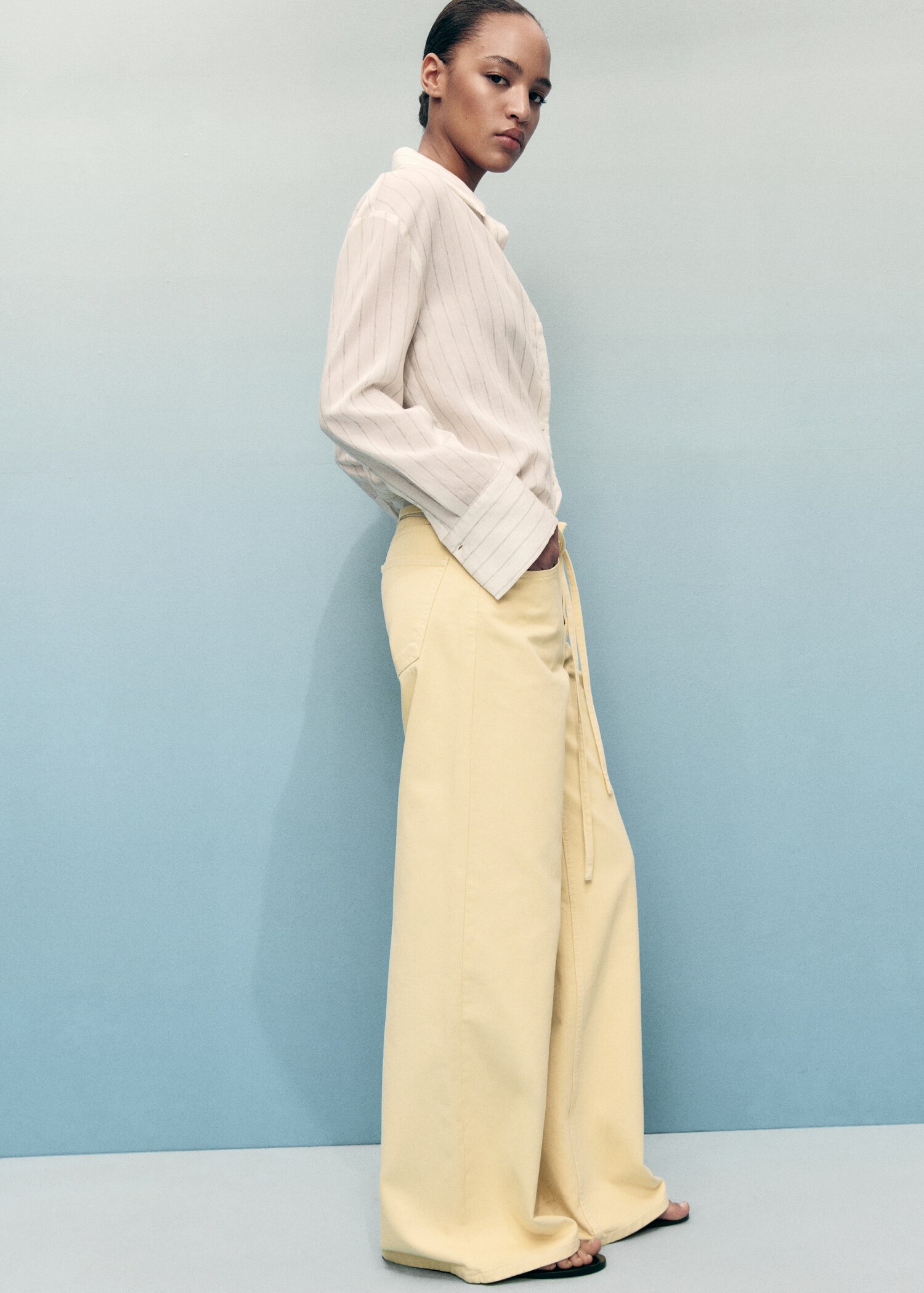 Low-rise wide leg jeans with belt - Details of the article 2