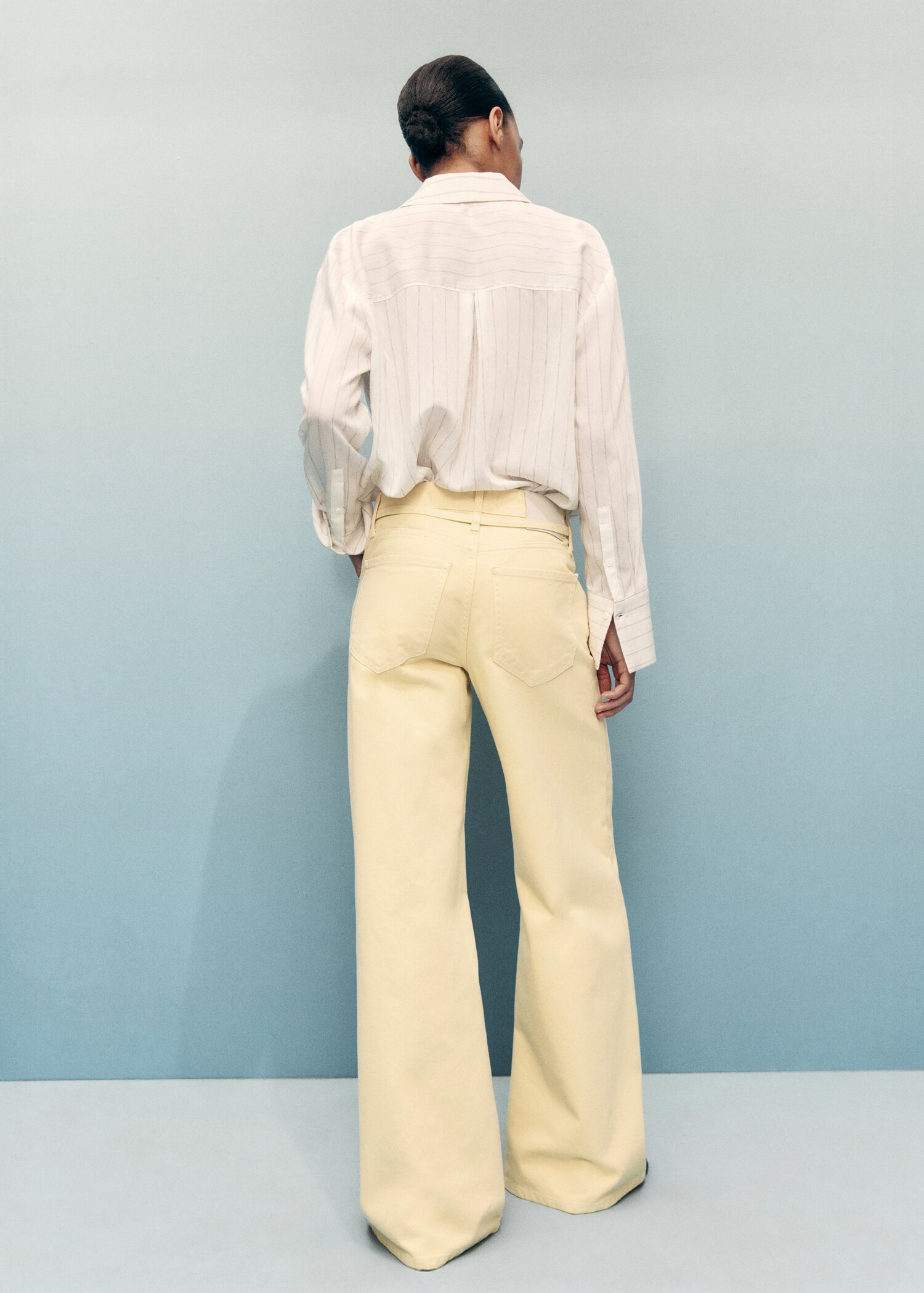 Low-rise wide leg jeans with belt - Reverse of the article