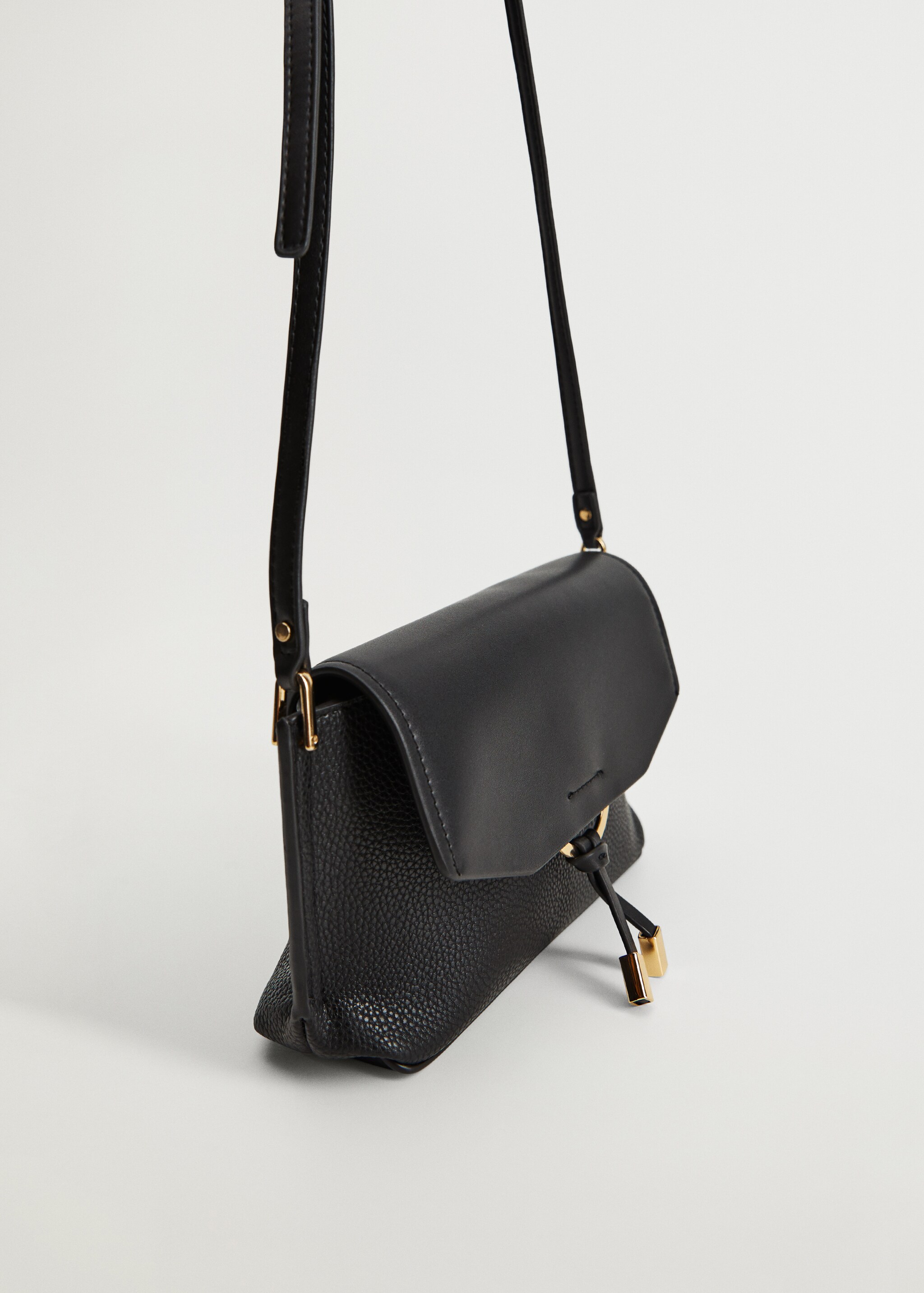 Bolso cruzado solapa - Plano medio