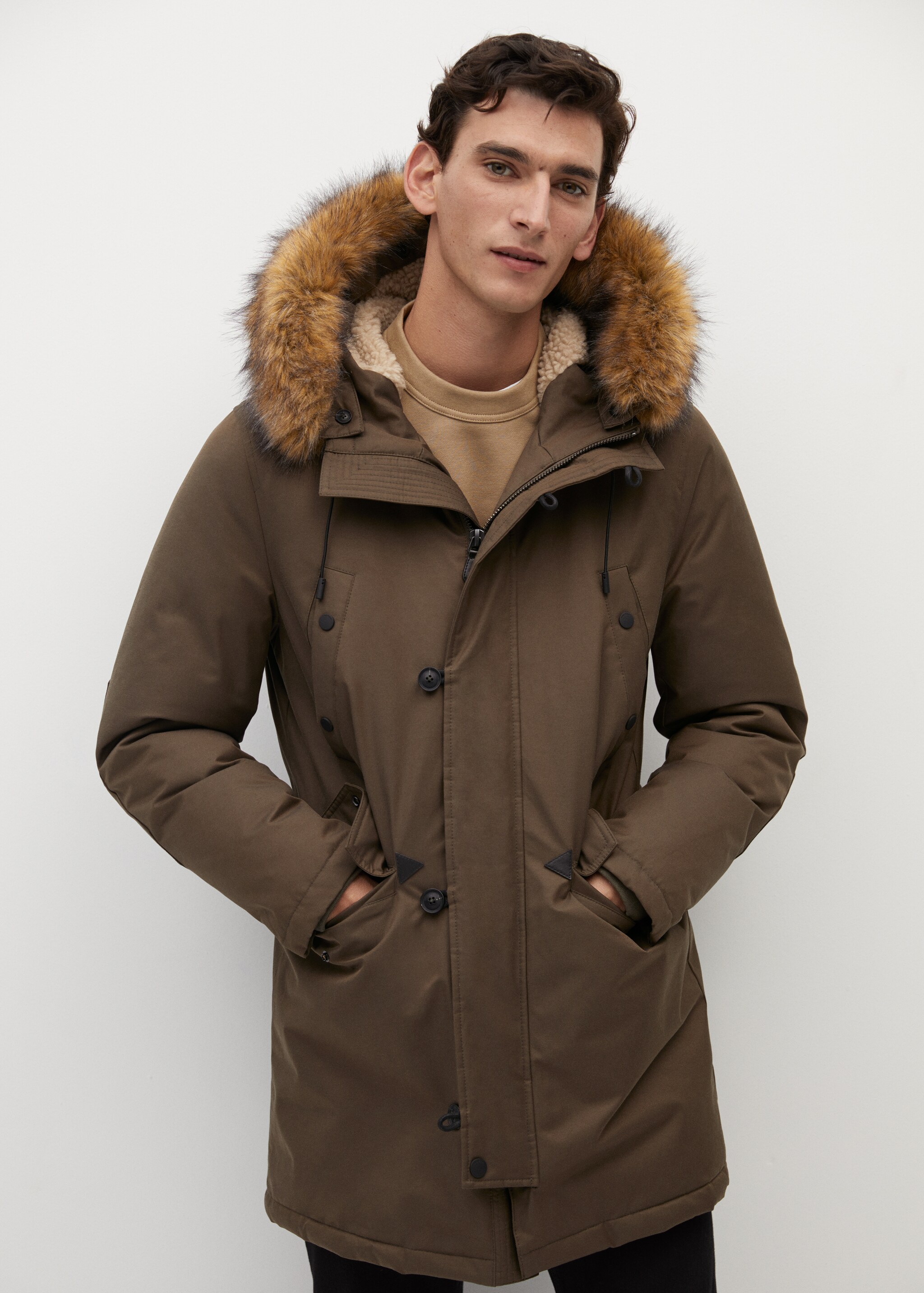 Parka impermeable capucha borreguito - Plano medio