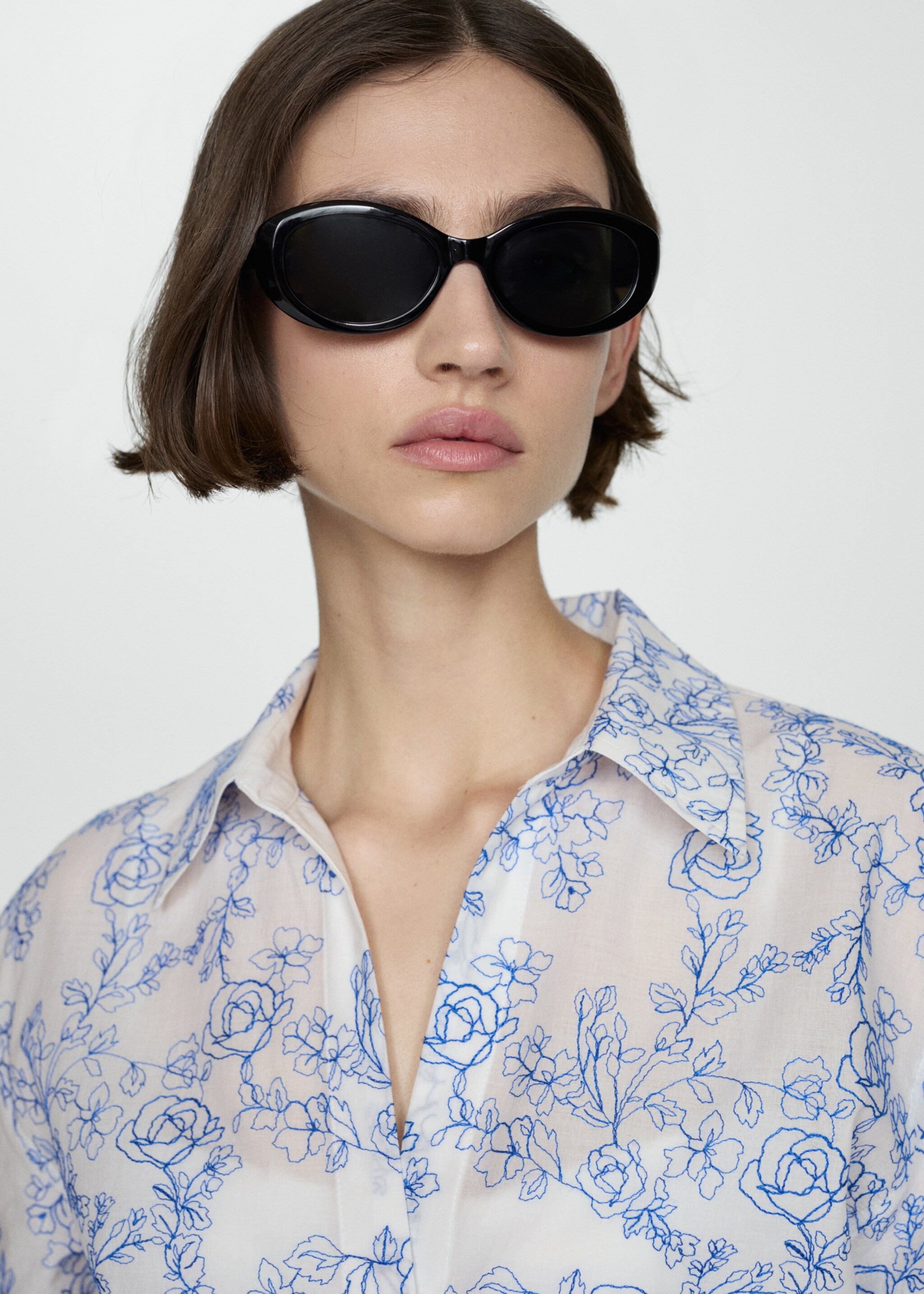 Shirt with floral embroidery - Details of the article 1, Off White. Ref: 87108644-00.