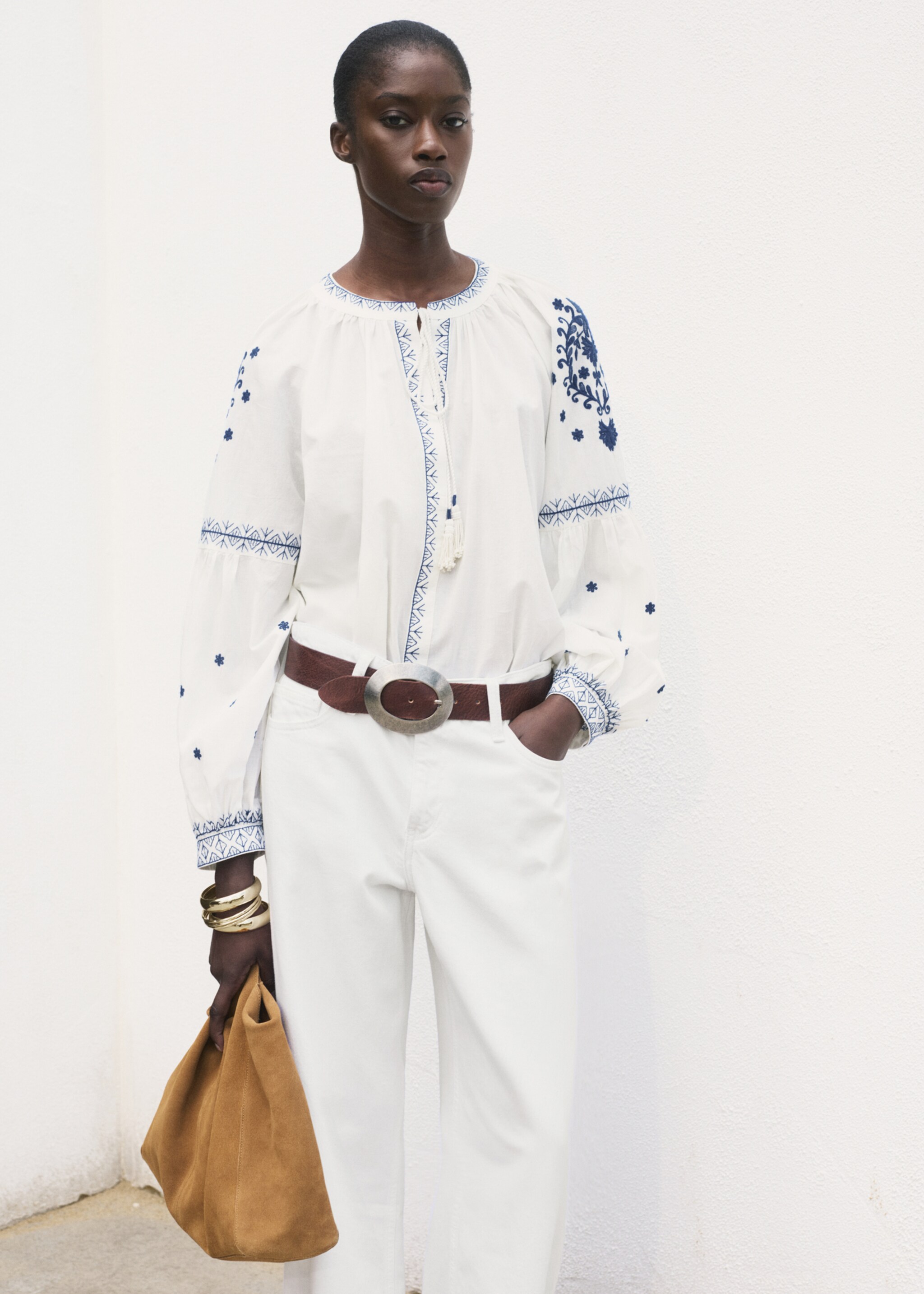 Broderad detalj skjorta - Bild av mittparti, Benvit. Ref: 87108651-00.