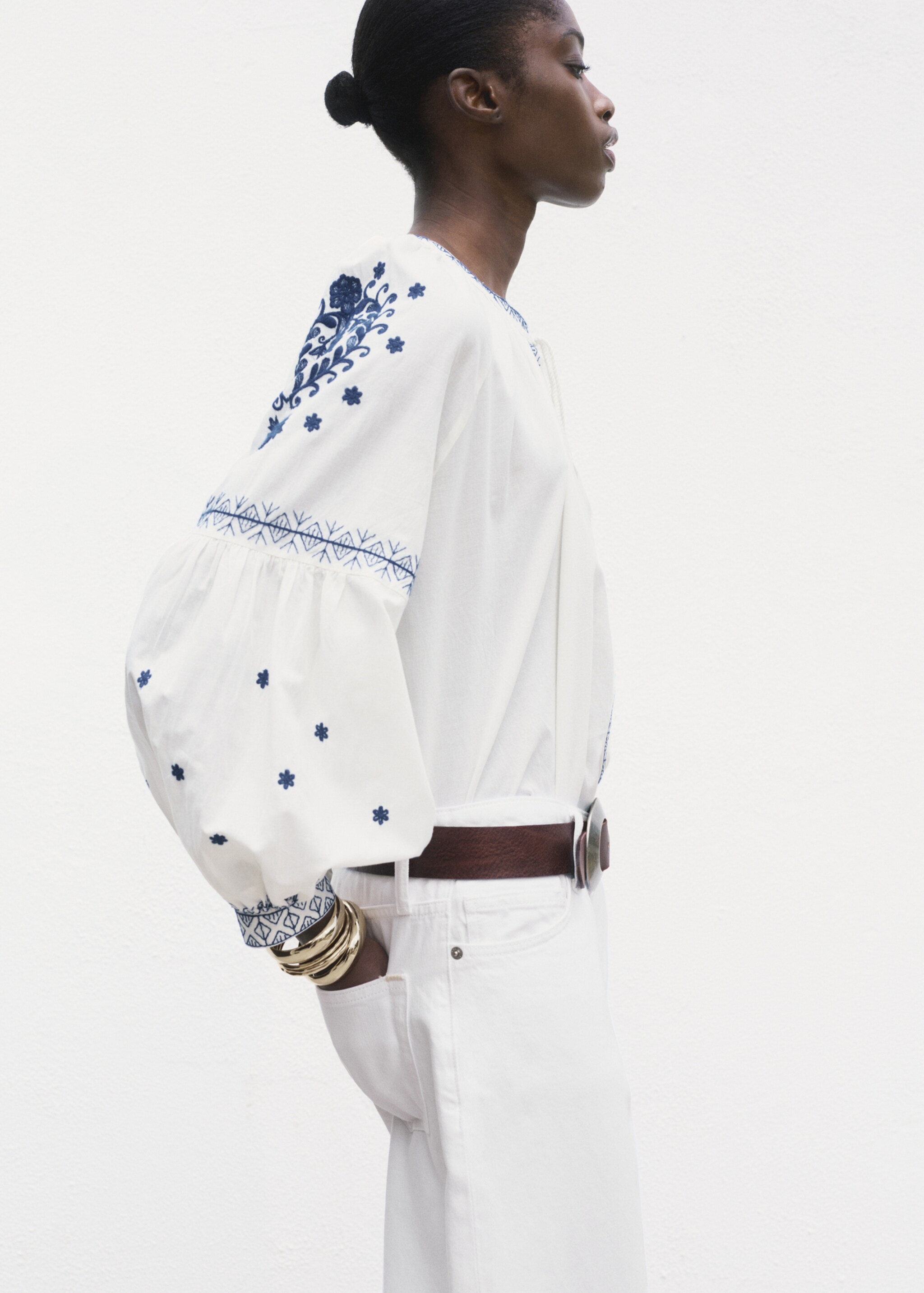 Broderad detalj skjorta - Detaljer om artikeln 6, Benvit. Ref: 87108651-00.