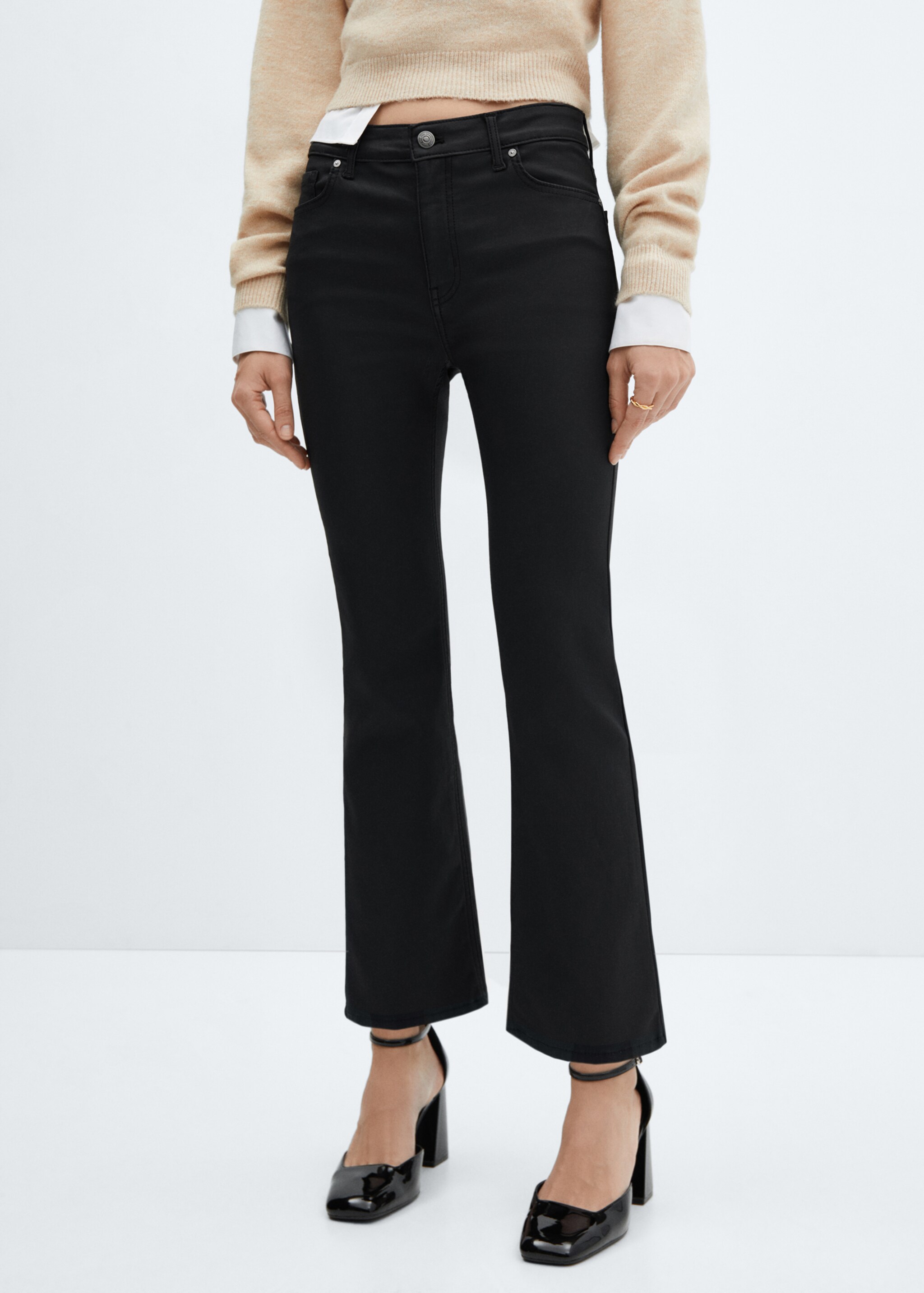 Flared-Crop-Jeans in Wachsoptik Sienna - Mittlere Ansicht, Schwarz. Ref: 87110270-00.