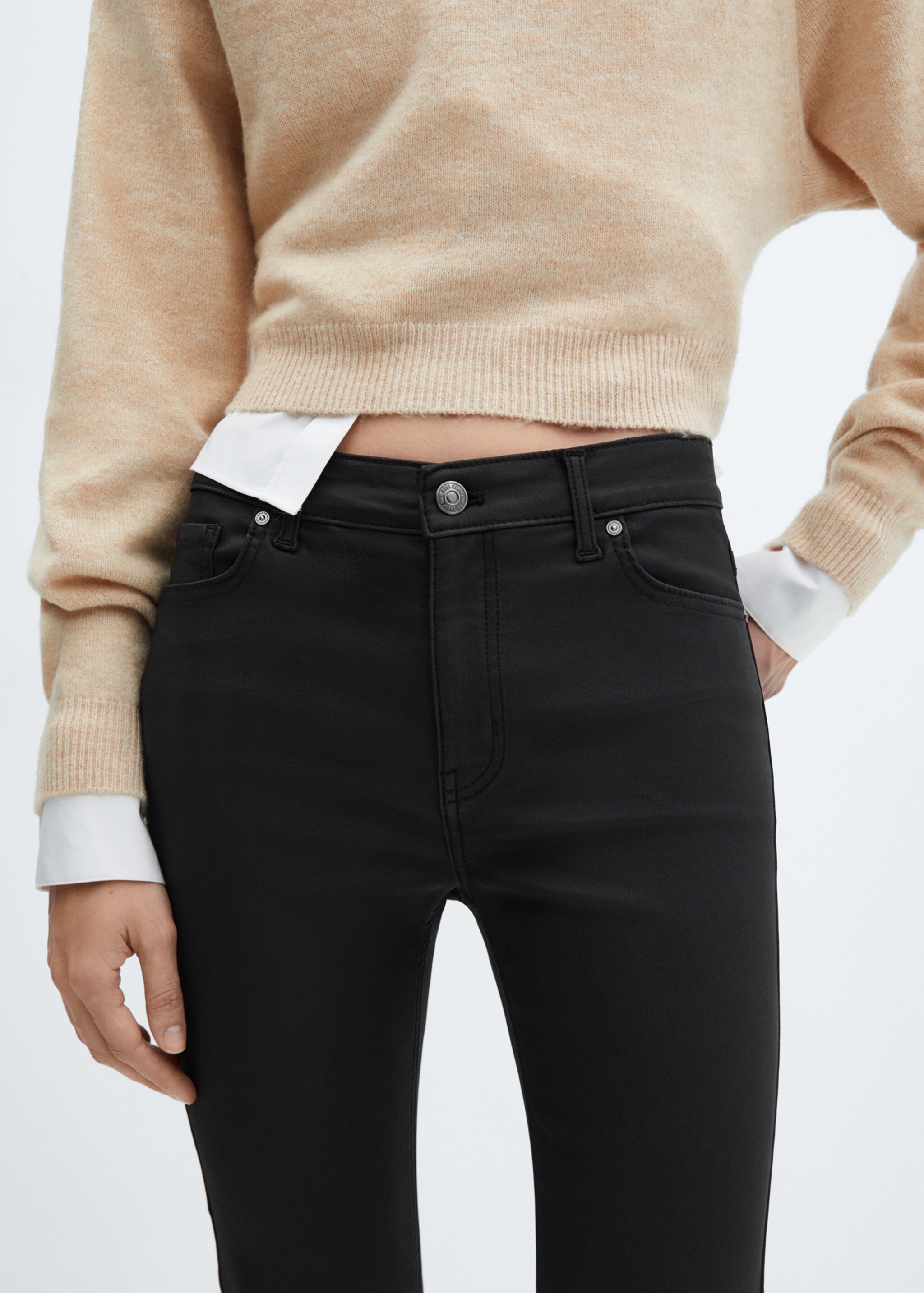 Flared-Crop-Jeans in Wachsoptik Sienna - Detail des Artikels 6, Schwarz. Ref: 87110270-00.
