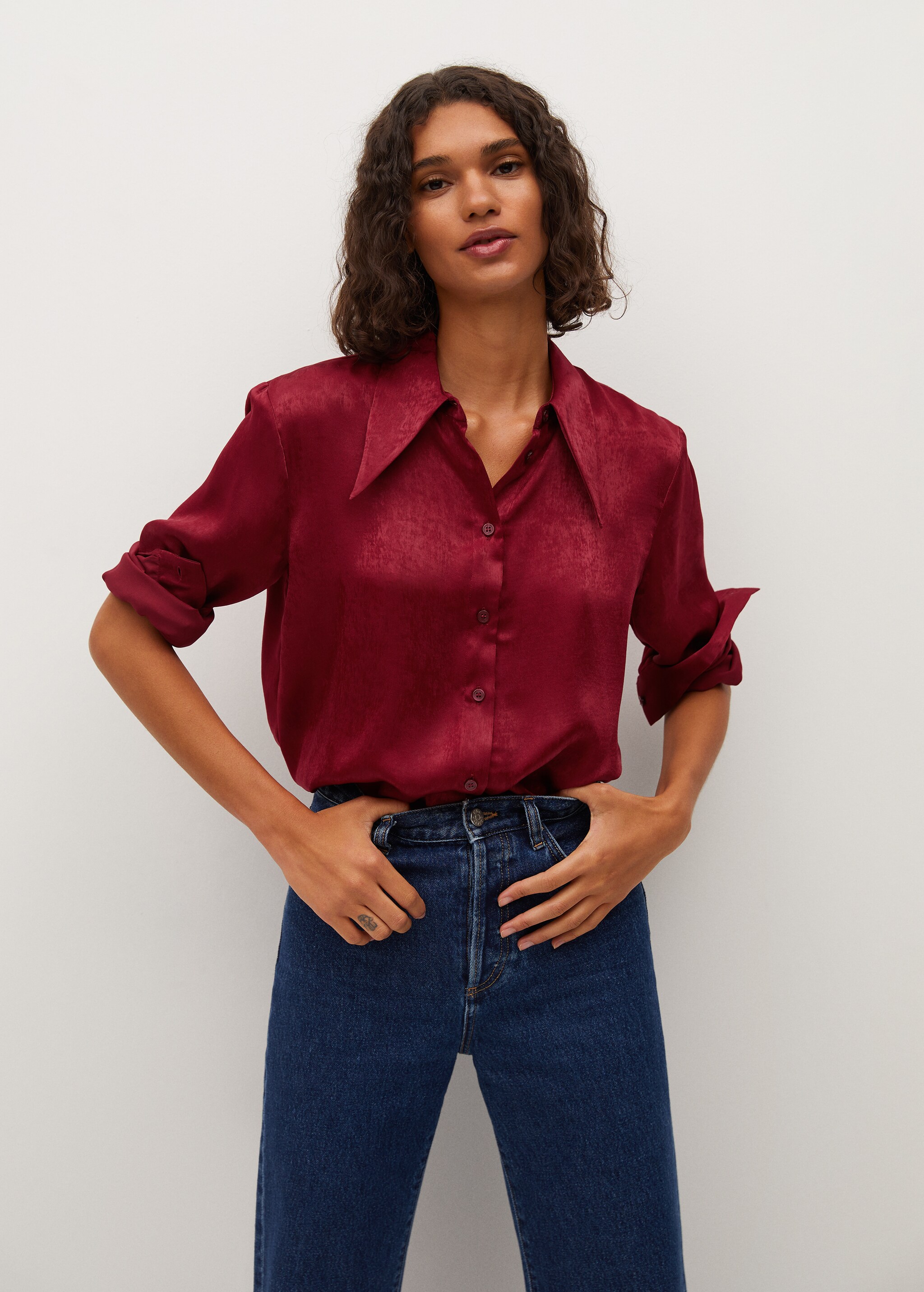 Camisa satinada - Plano medio