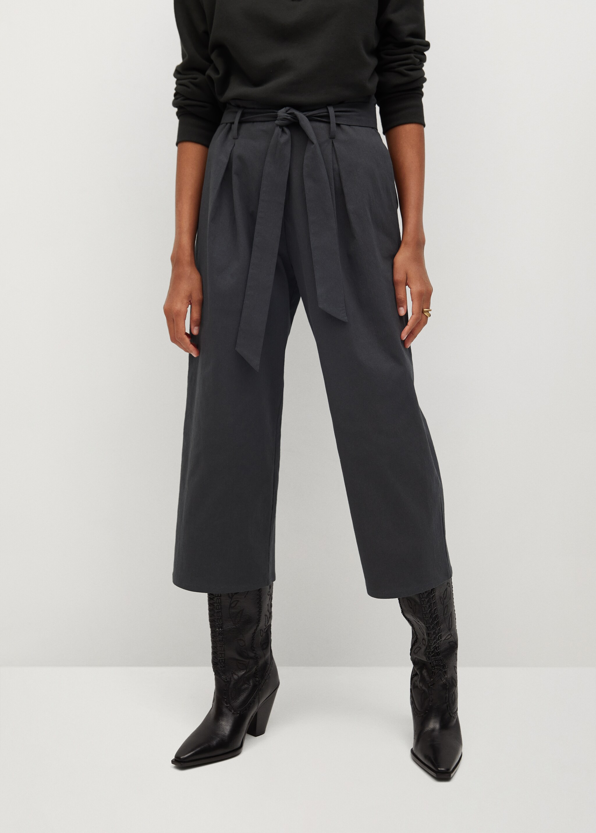 Pantalón crop cinturón - Plano medio