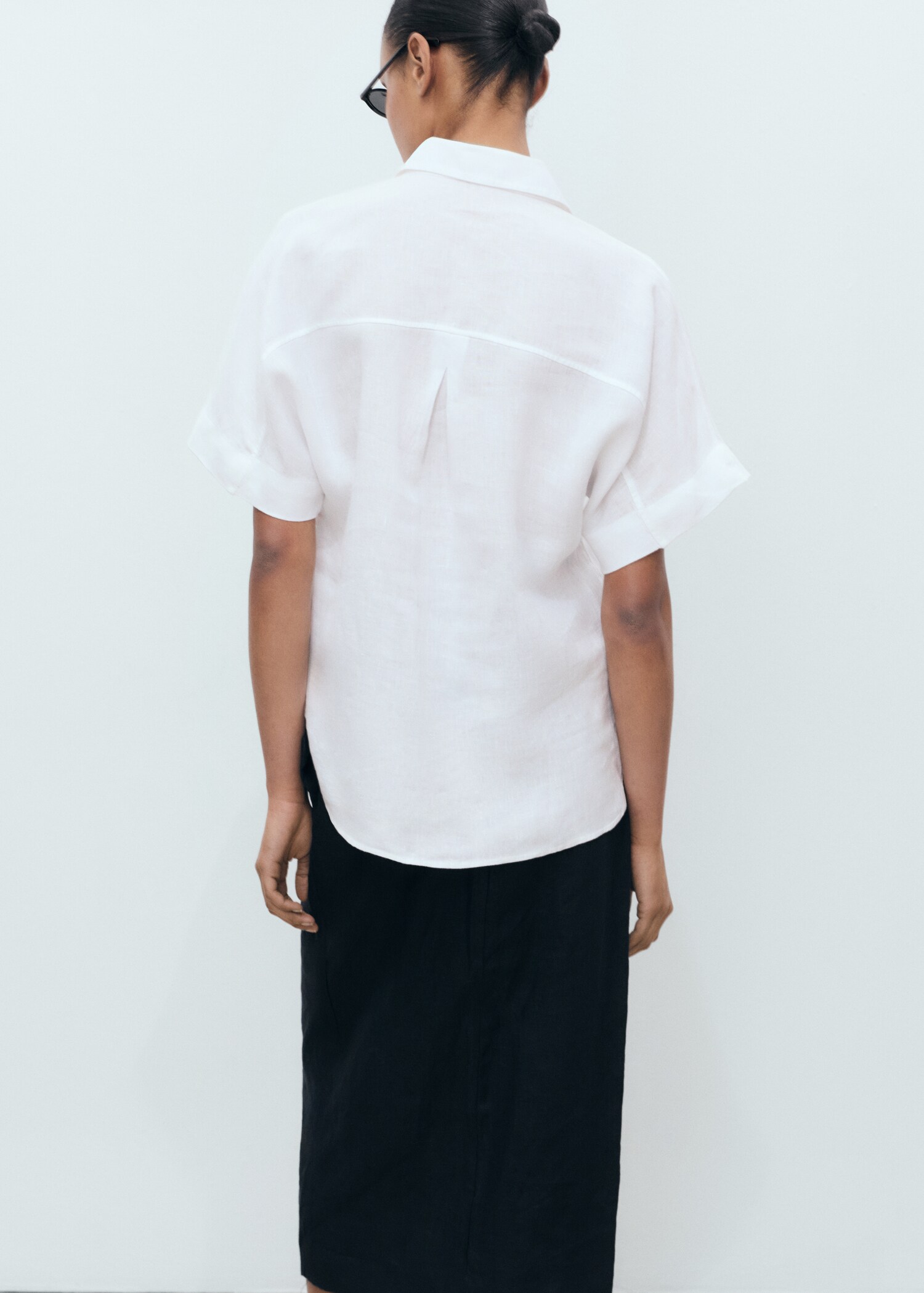 Pocket linen shirt - Reverse of the article