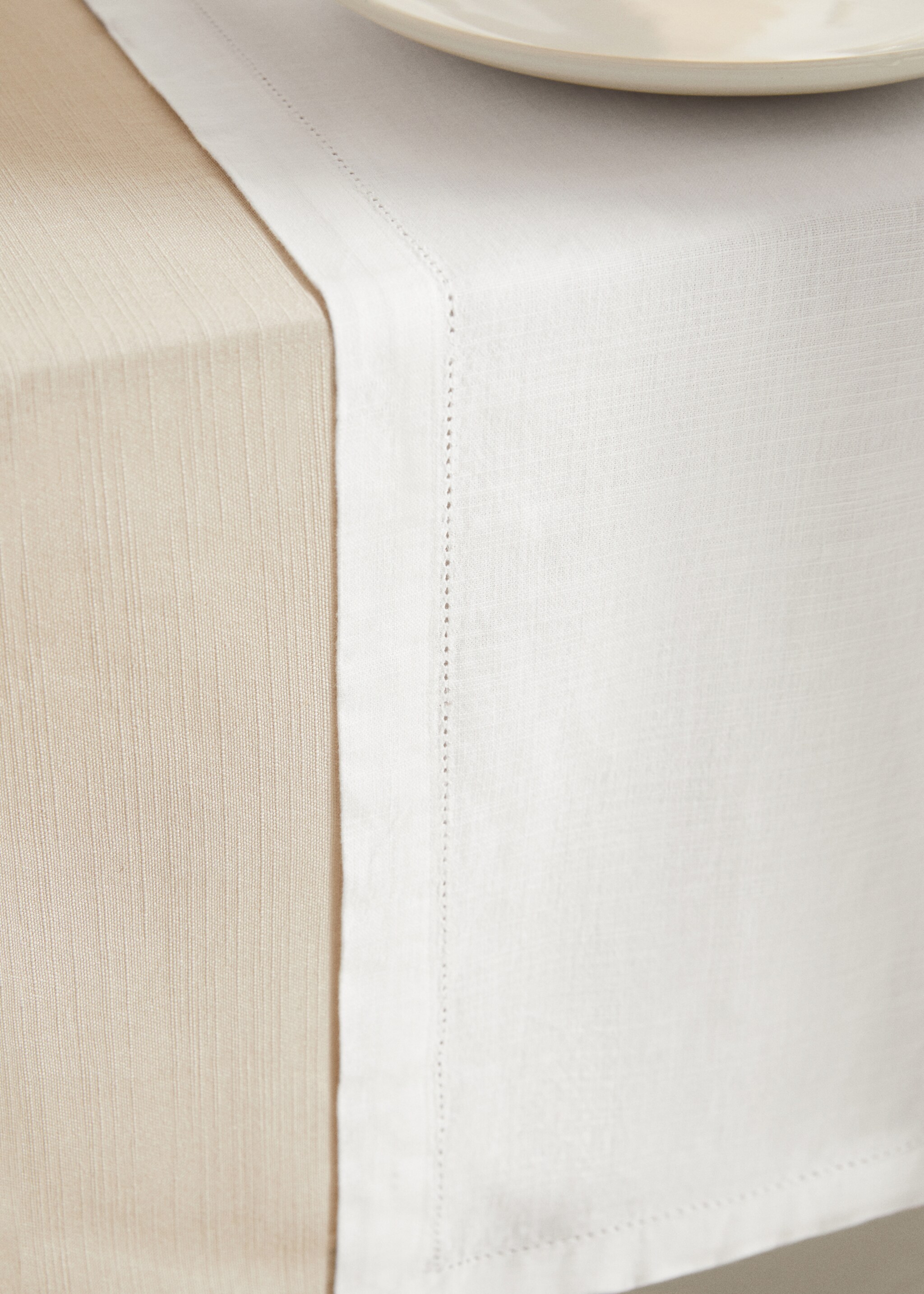 Hemstitch table runner - Details of the article 7, Off White. Ref: 87192950-00.