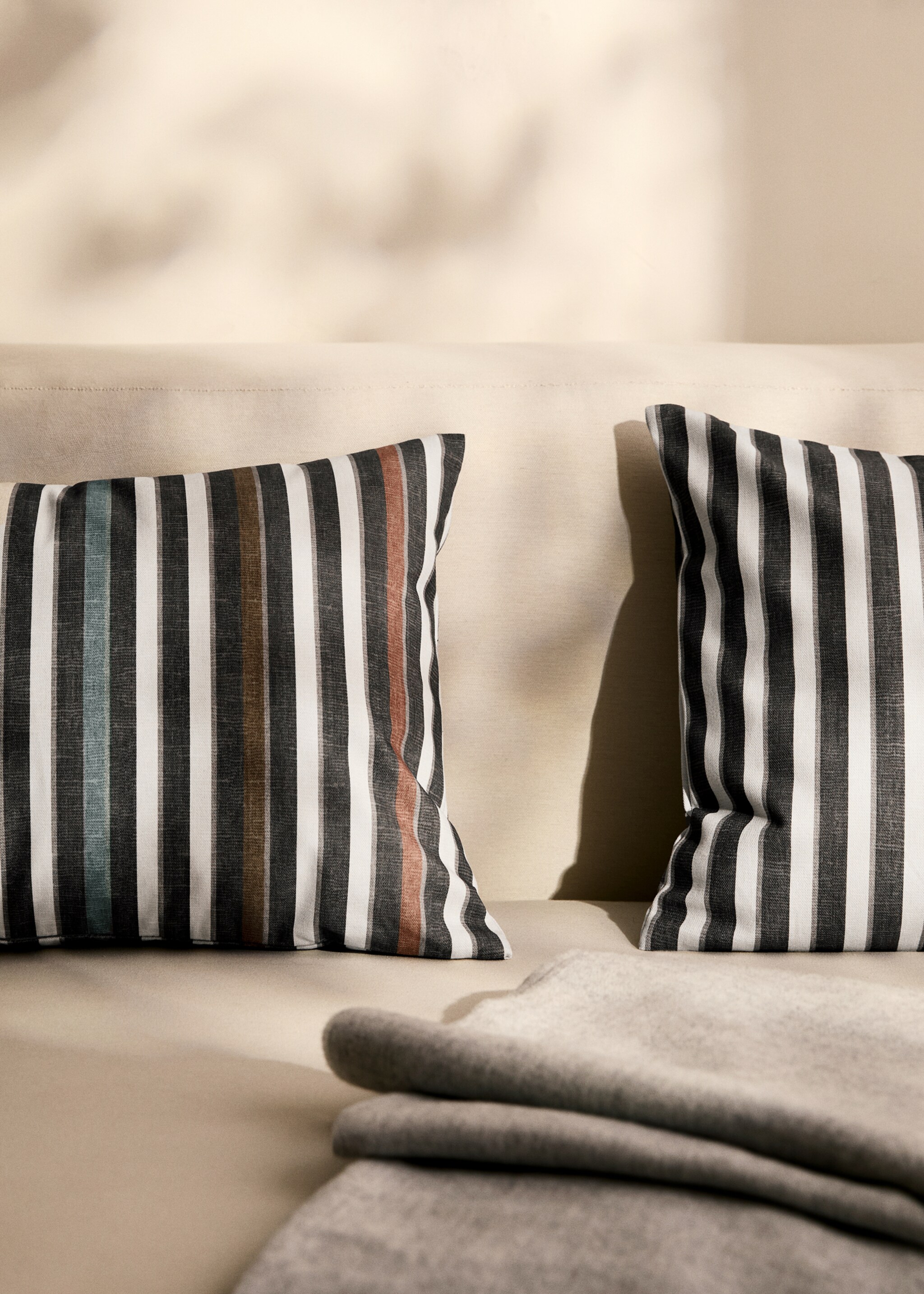 Cushion cover with printed stripes 40x60 cm - General plane, Light/Pastel Grey. Ref: 87002030-00.