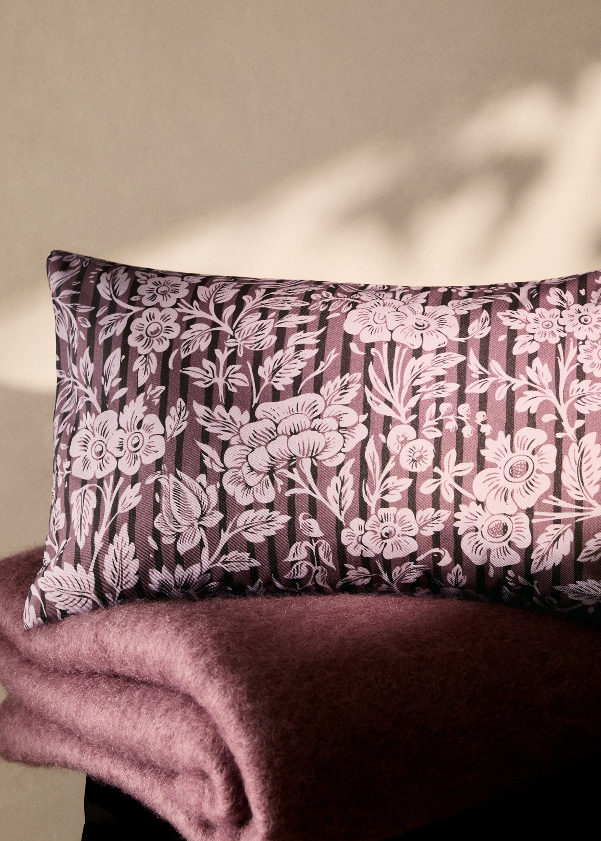 Kuddfodral med blom- och randtryck 30x50 cm - Allmän bild, Rosa. Ref: 87002033-00.