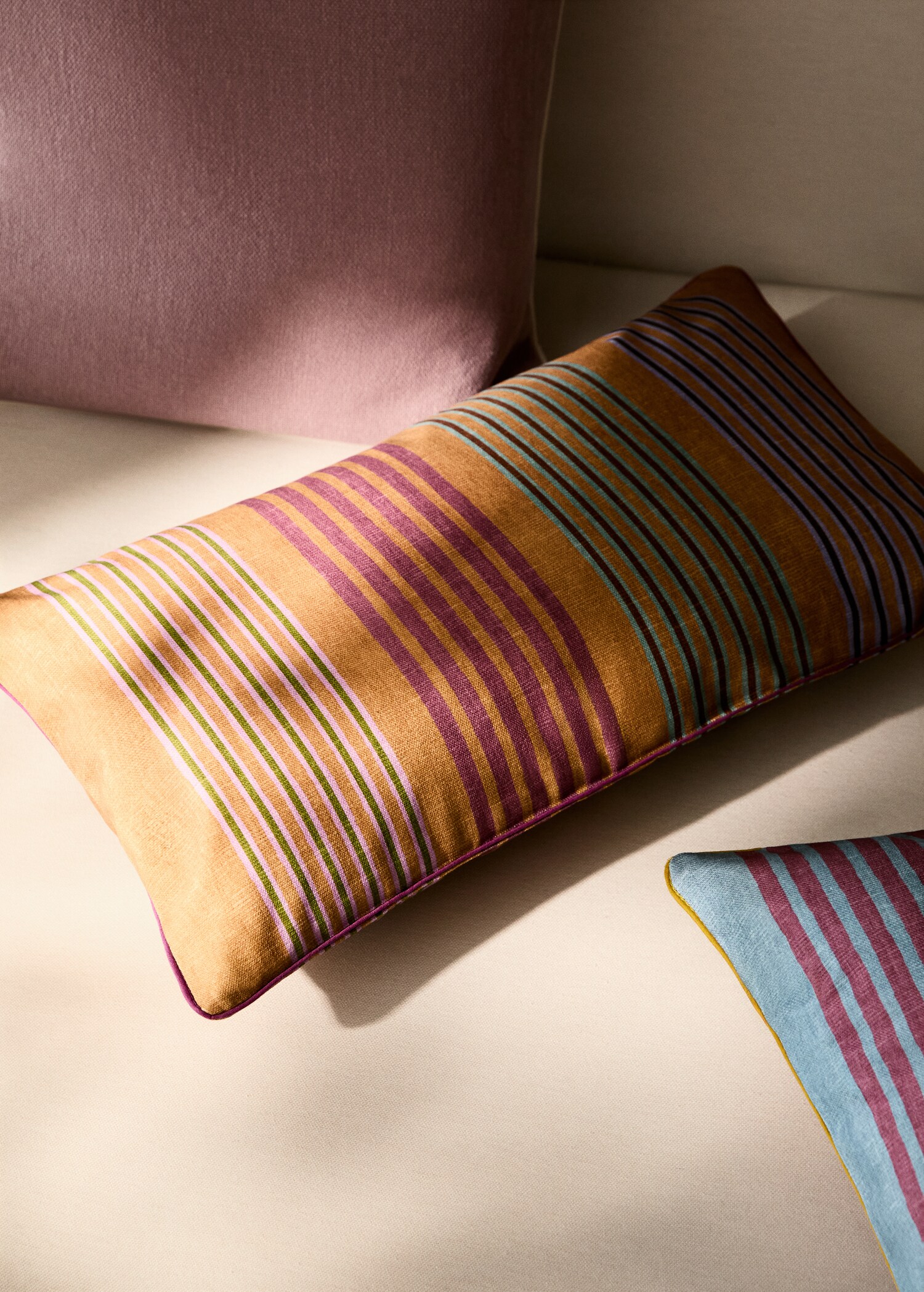 Kuddfodral med konstrasterande kant och flerfärgade ränder 30x50 cm - Allmän bild