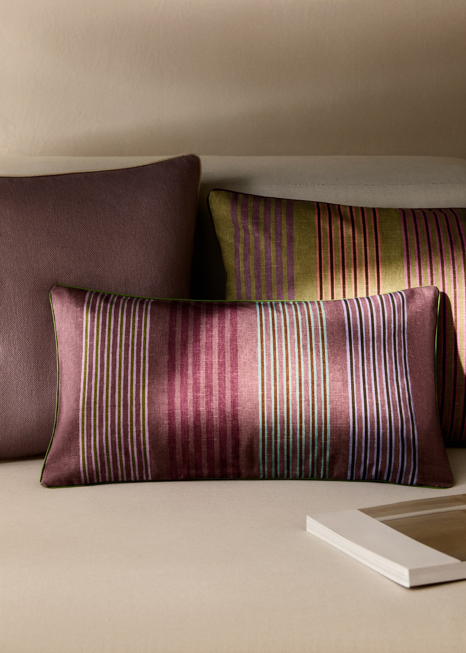 Kuddfodral med konstrasterande kant och flerfärgade ränder 30x50 cm - Allmän bild