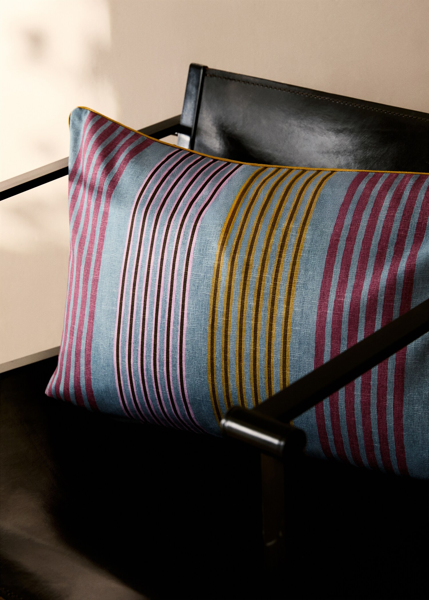 Kuddfodral med konstrasterande kant och flerfärgade ränder 40x60 cm - Allmän bild