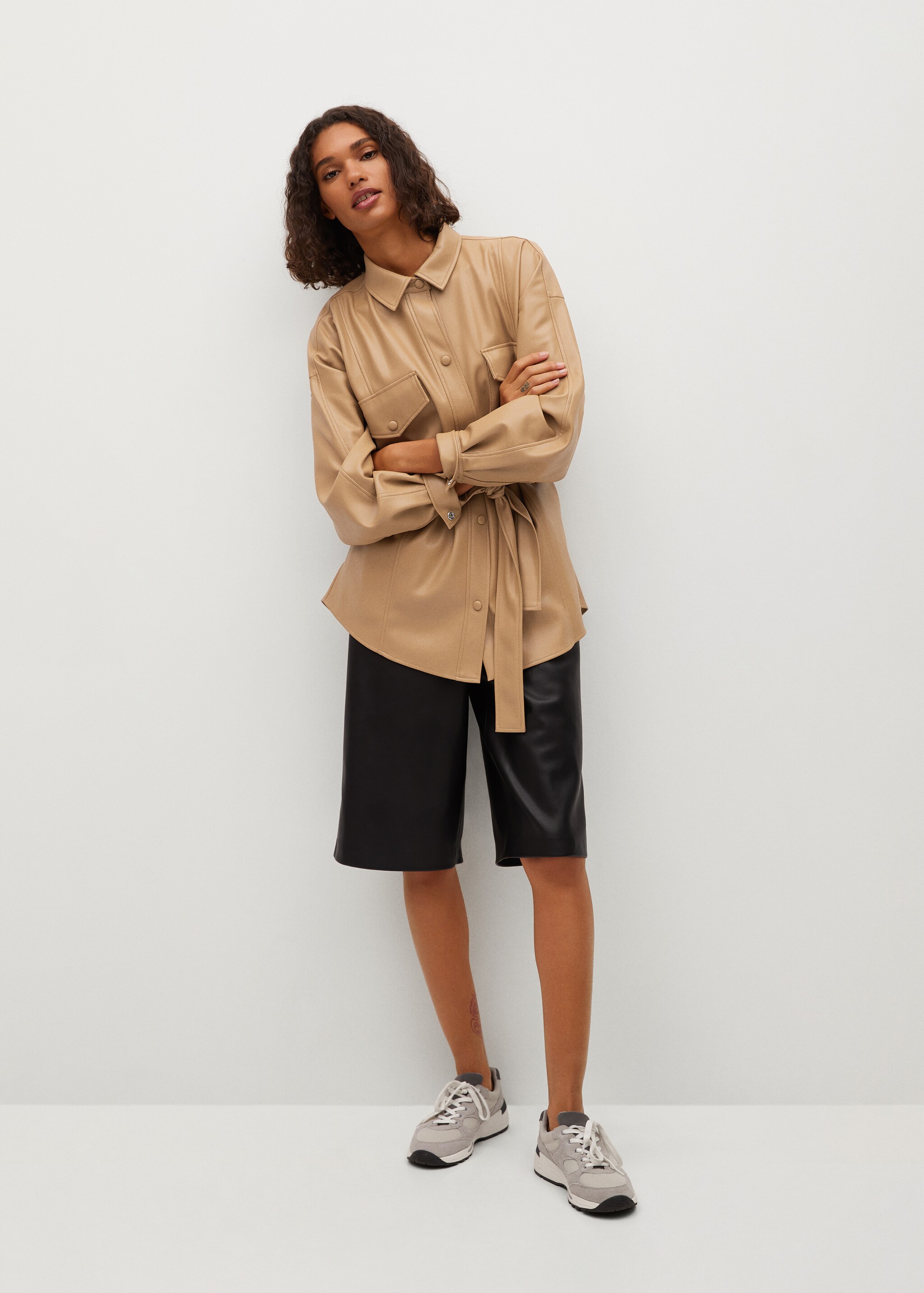 Sobrecamisa efecto piel cinturón - Plano general