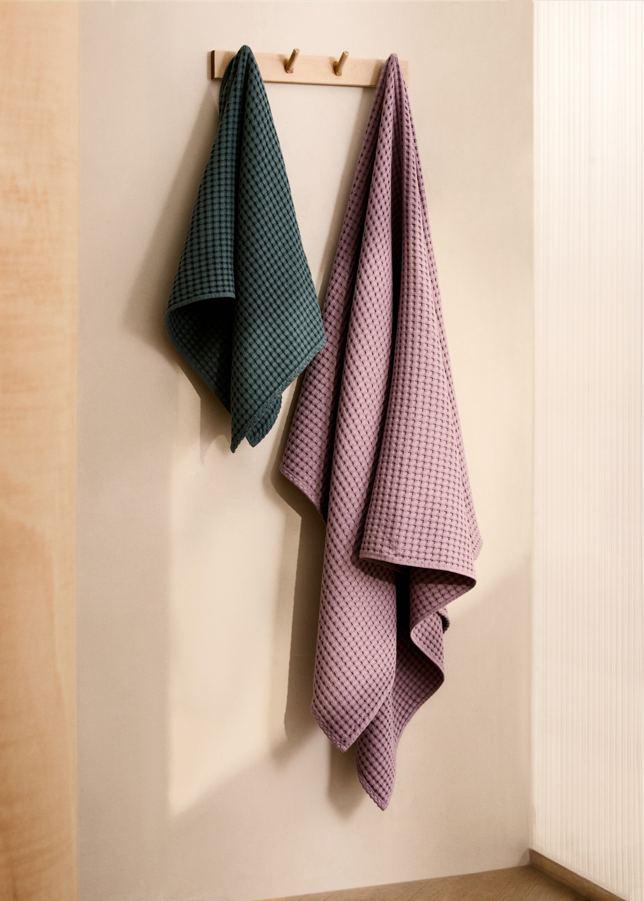 Badlakan i våfflad bomull tvättad - Allmän bild, Plommon. Ref: 87003324-00.