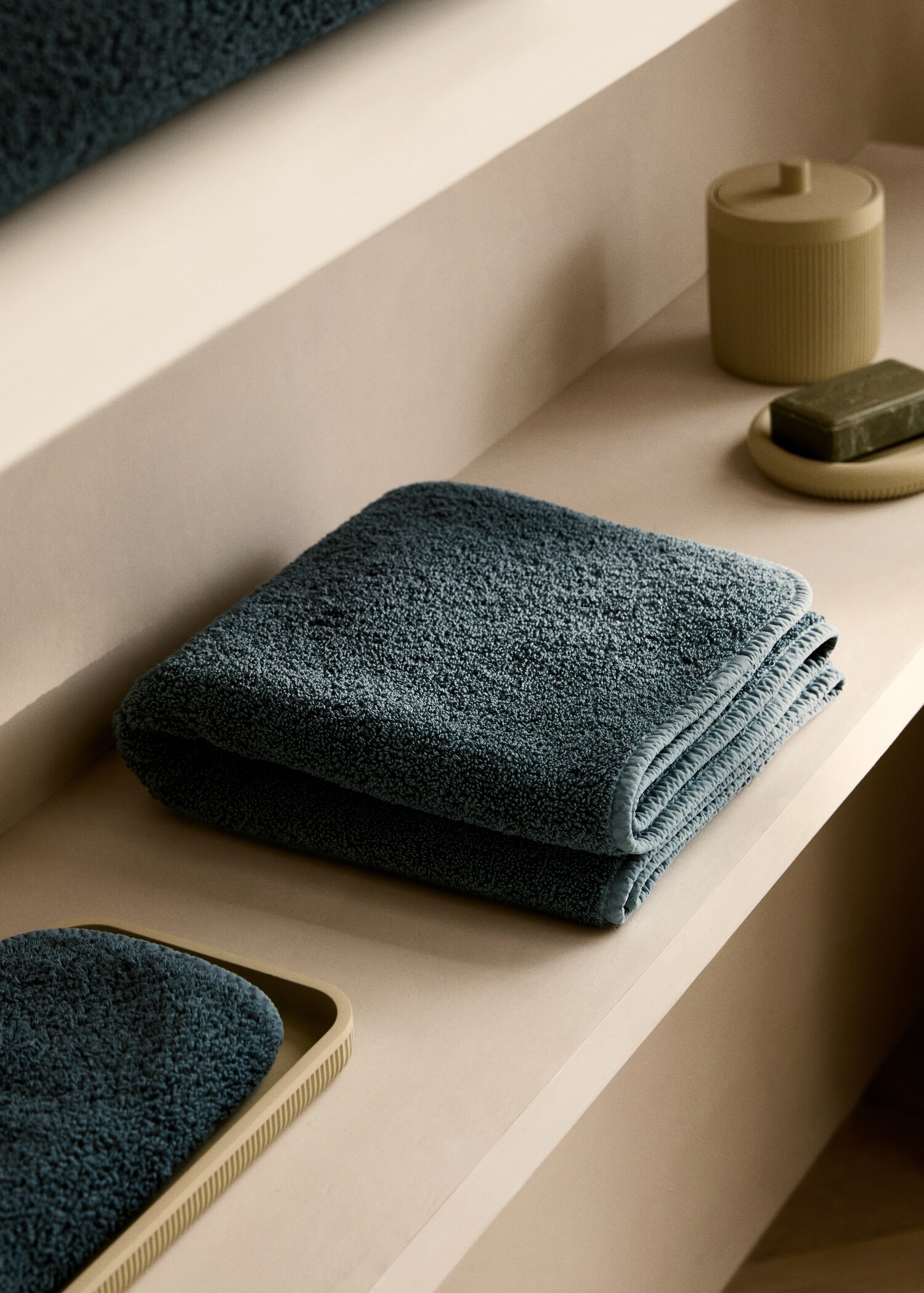 Washbasin towel with dyed piece - General plane