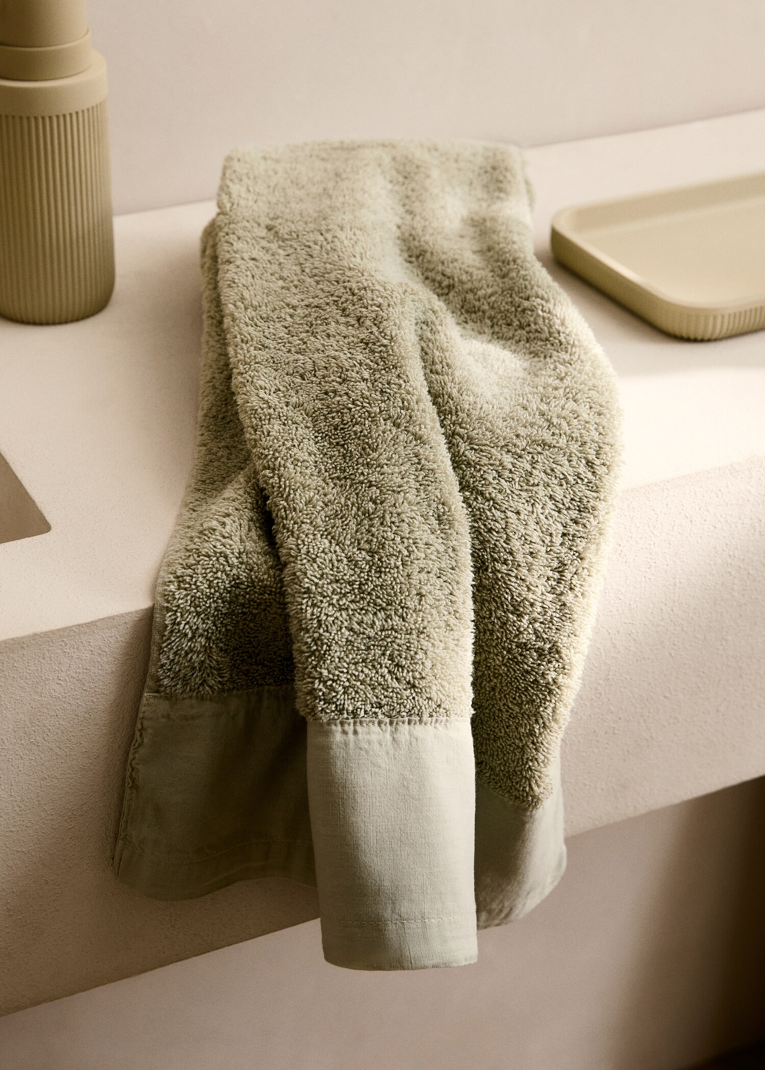 Hand towel with linen trim - General plane