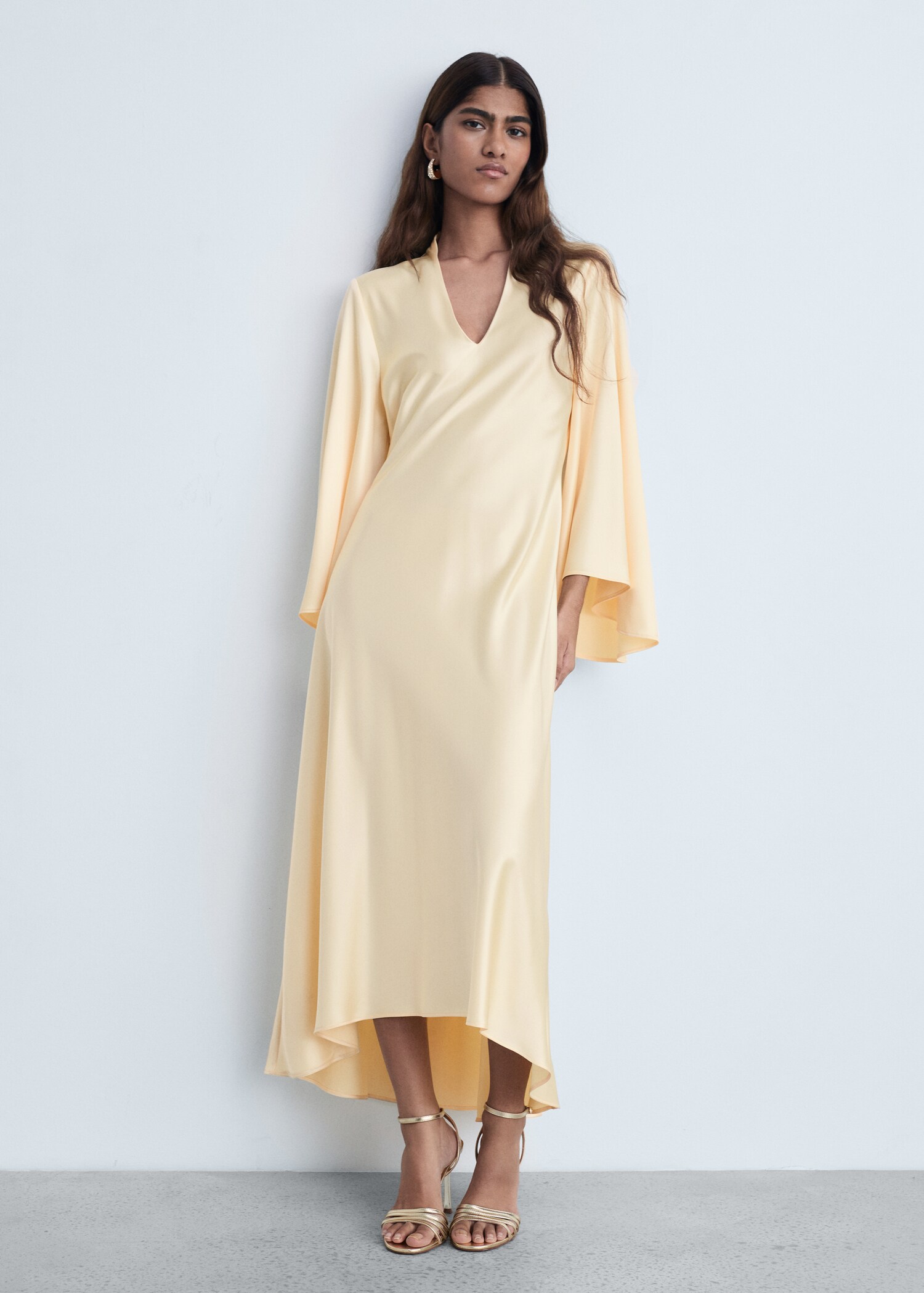 V-neck dress with flared sleeves - General plane