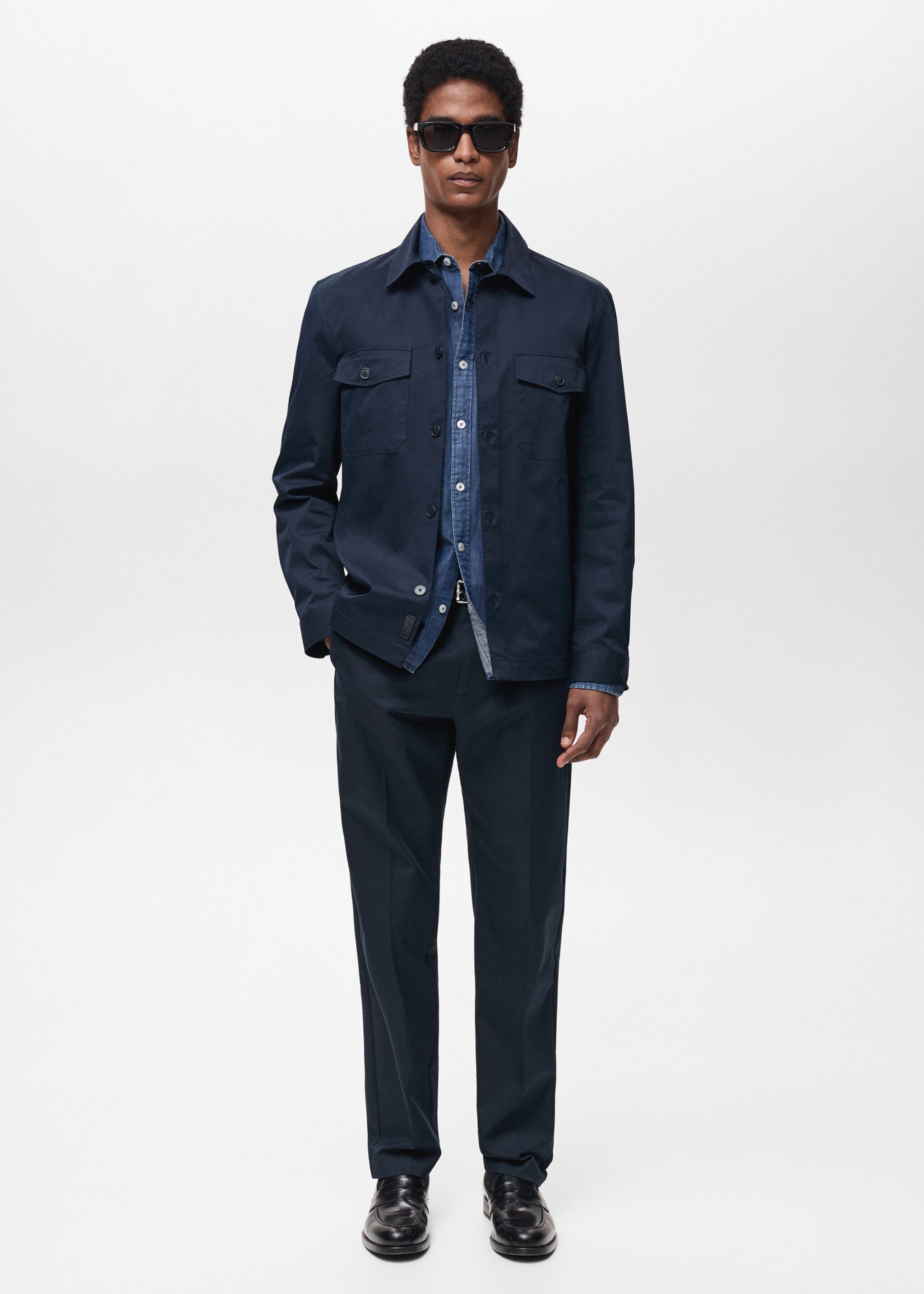 Overskjorte i regular-fit i bomull med lommer - Total bildeutsnitt, Mørk marineblå. Ref: 87004410-00.