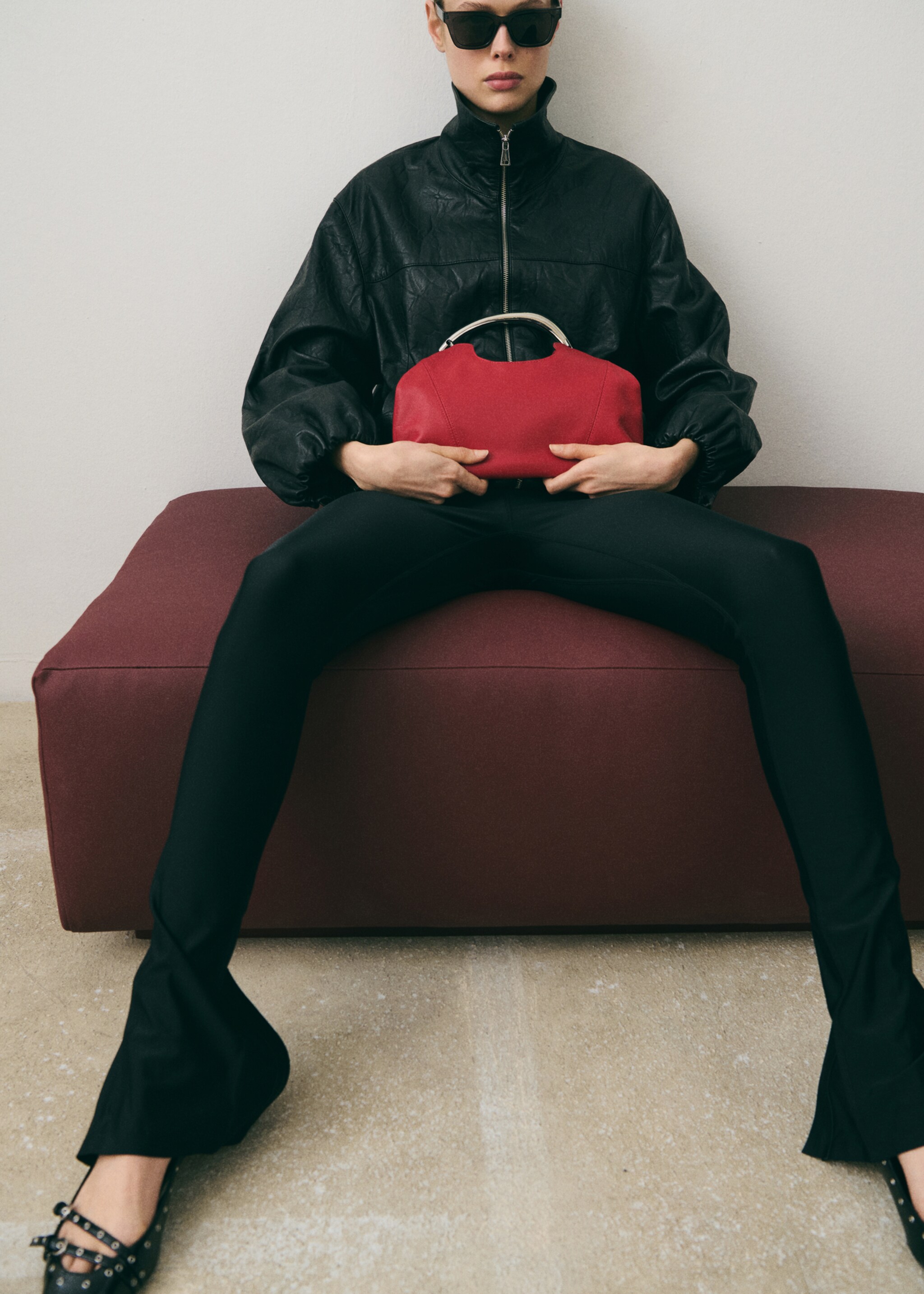 Leather shoulder bag with metal handle - General plane, Red. Ref: 87005749-00.