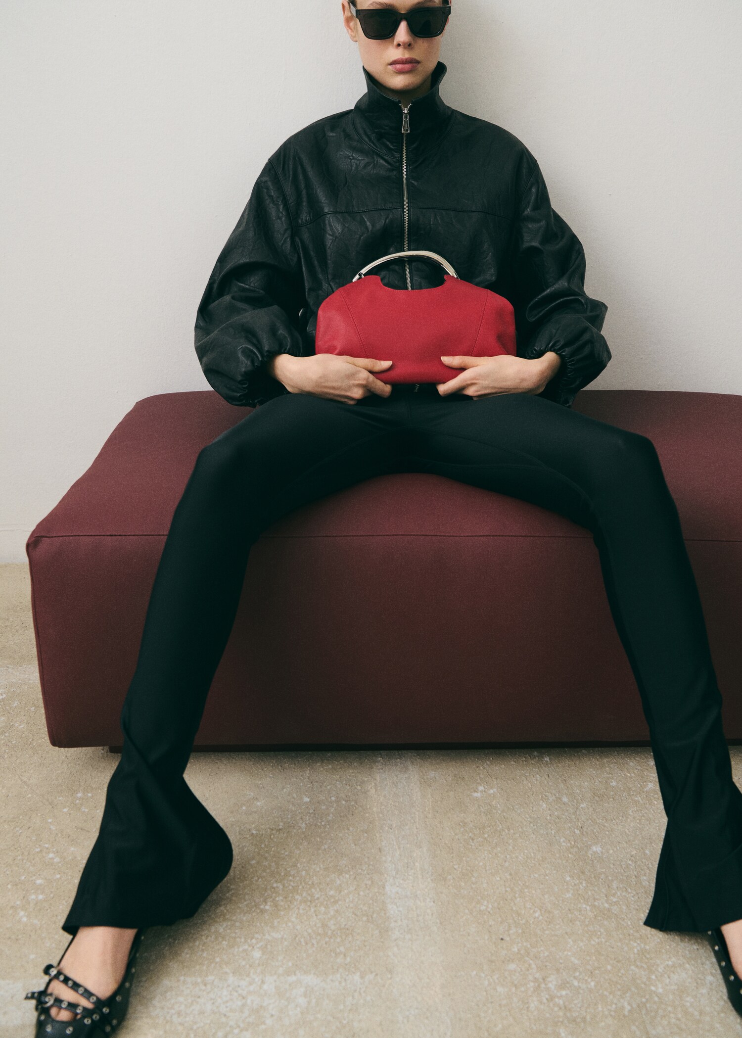 Leather shoulder bag with metal handle - General plane