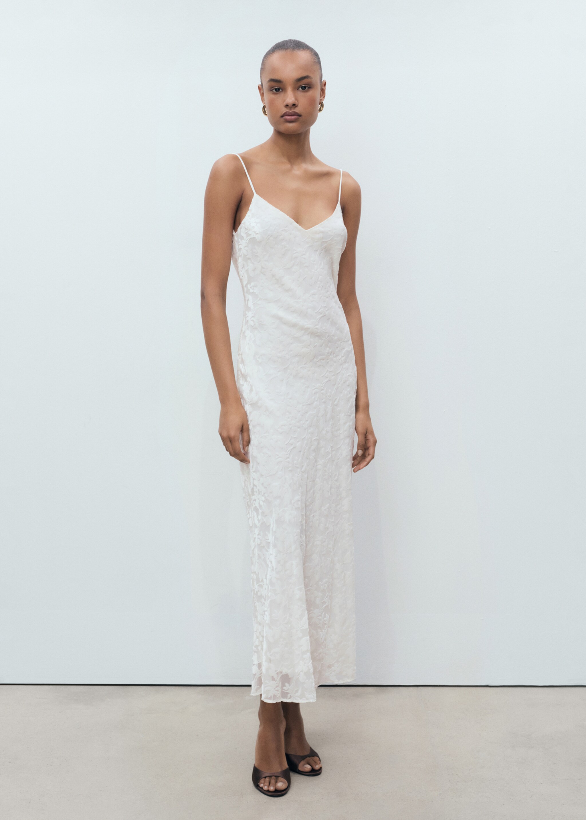 Sukienka z kwiatowego materiału devoré - Plan ogólny, Złamana biel. Ref: 87007191-00.