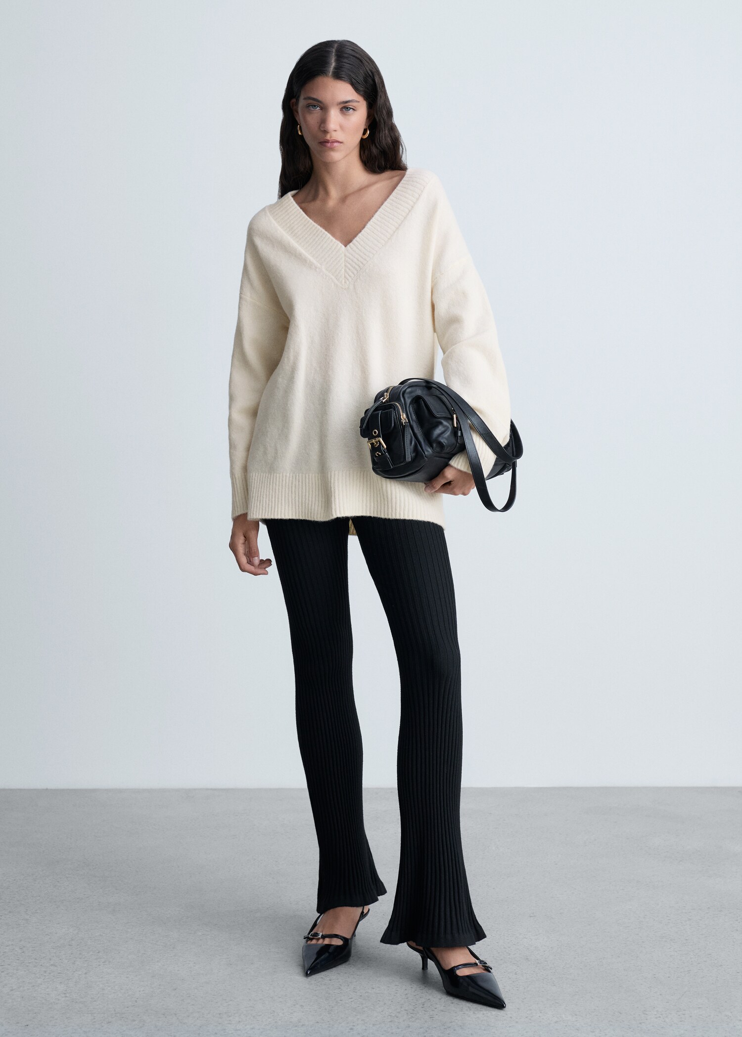 Oversized V-neck sweater - General plane