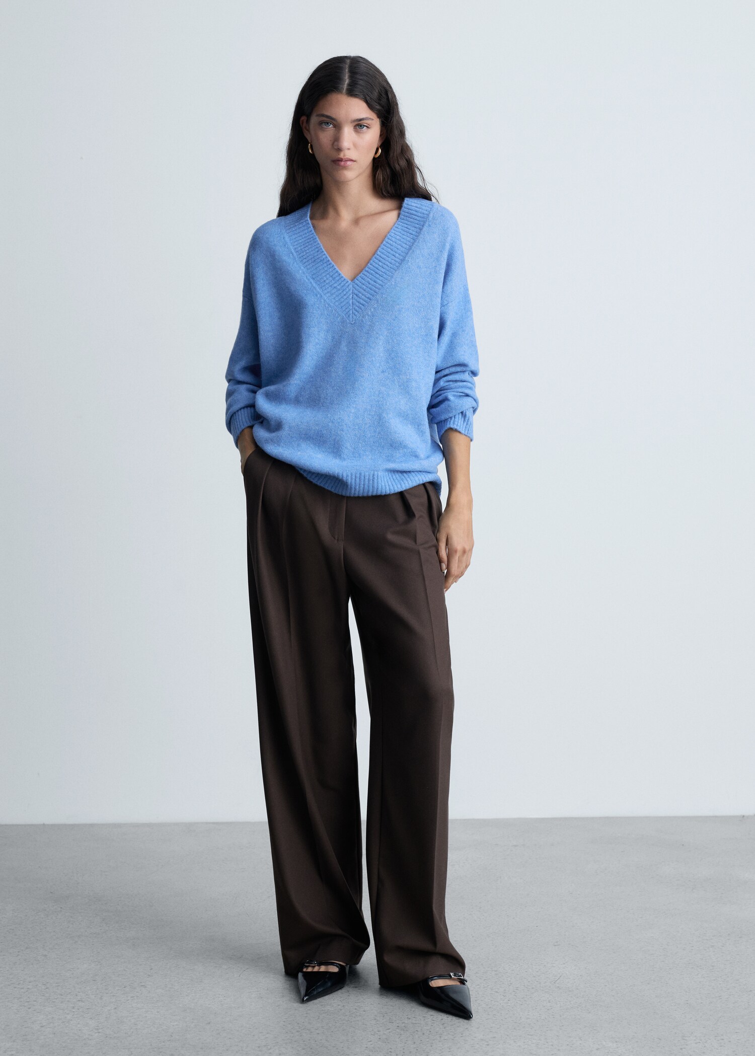 Oversized V-neck sweater - General plane