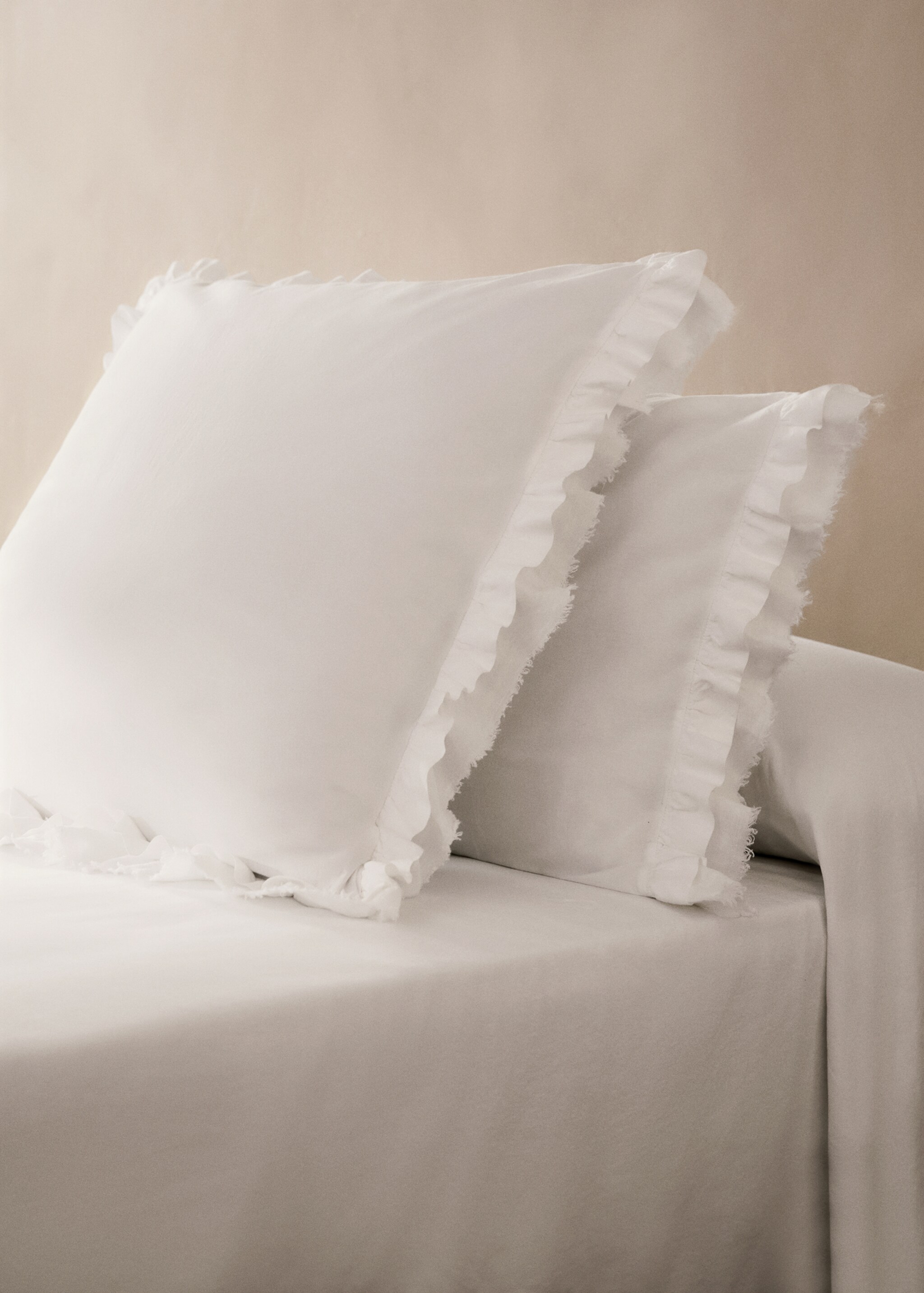 Two washed cotton pillowcases with linen ruffle 50x75 cm - General plane, White. Ref: 87012990-00.