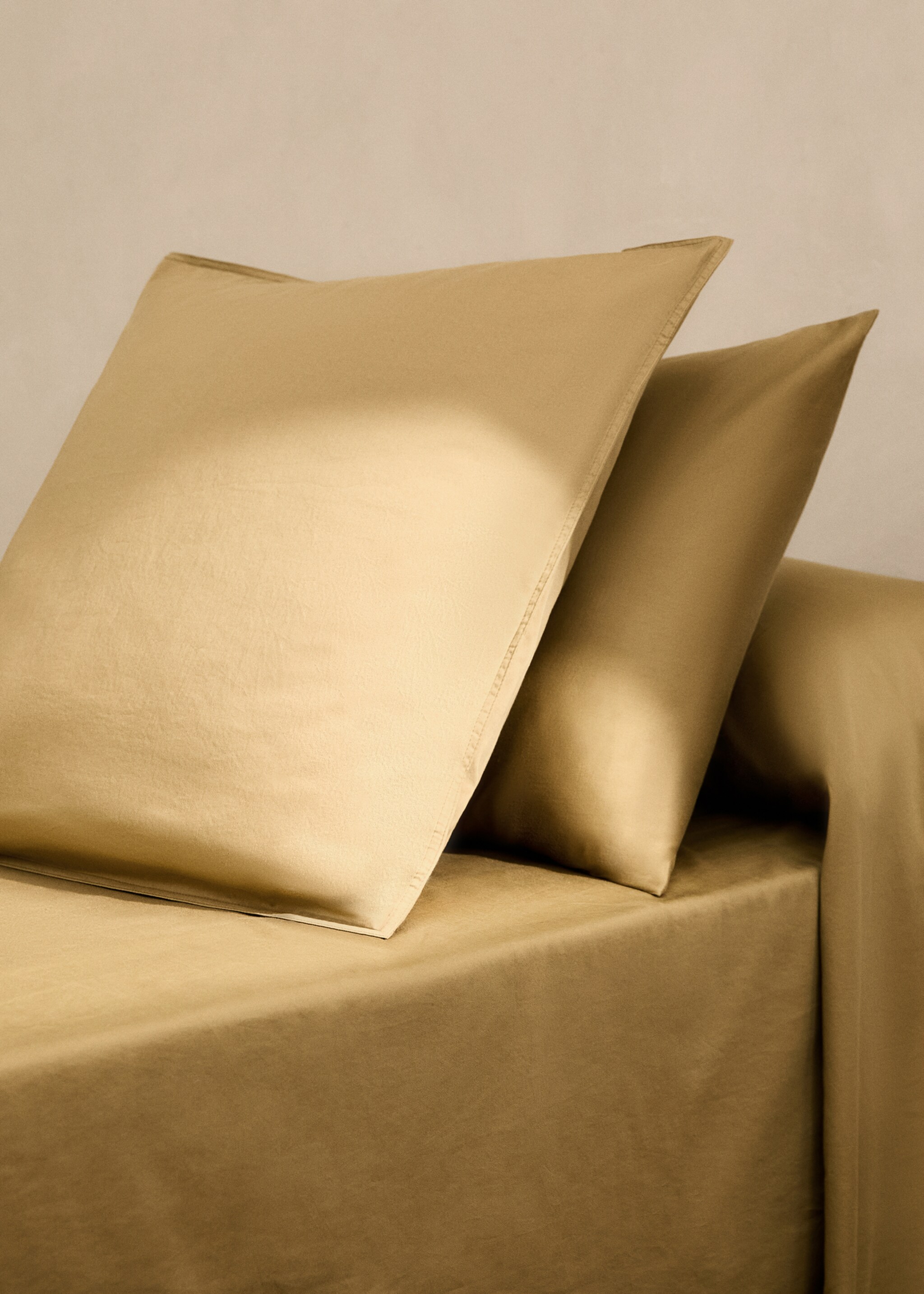 Deux taies d’oreiller en coton et satin lavé double surpiqûre 50x75 cm - Plan général, Ocre. Ref: 87013027-00.