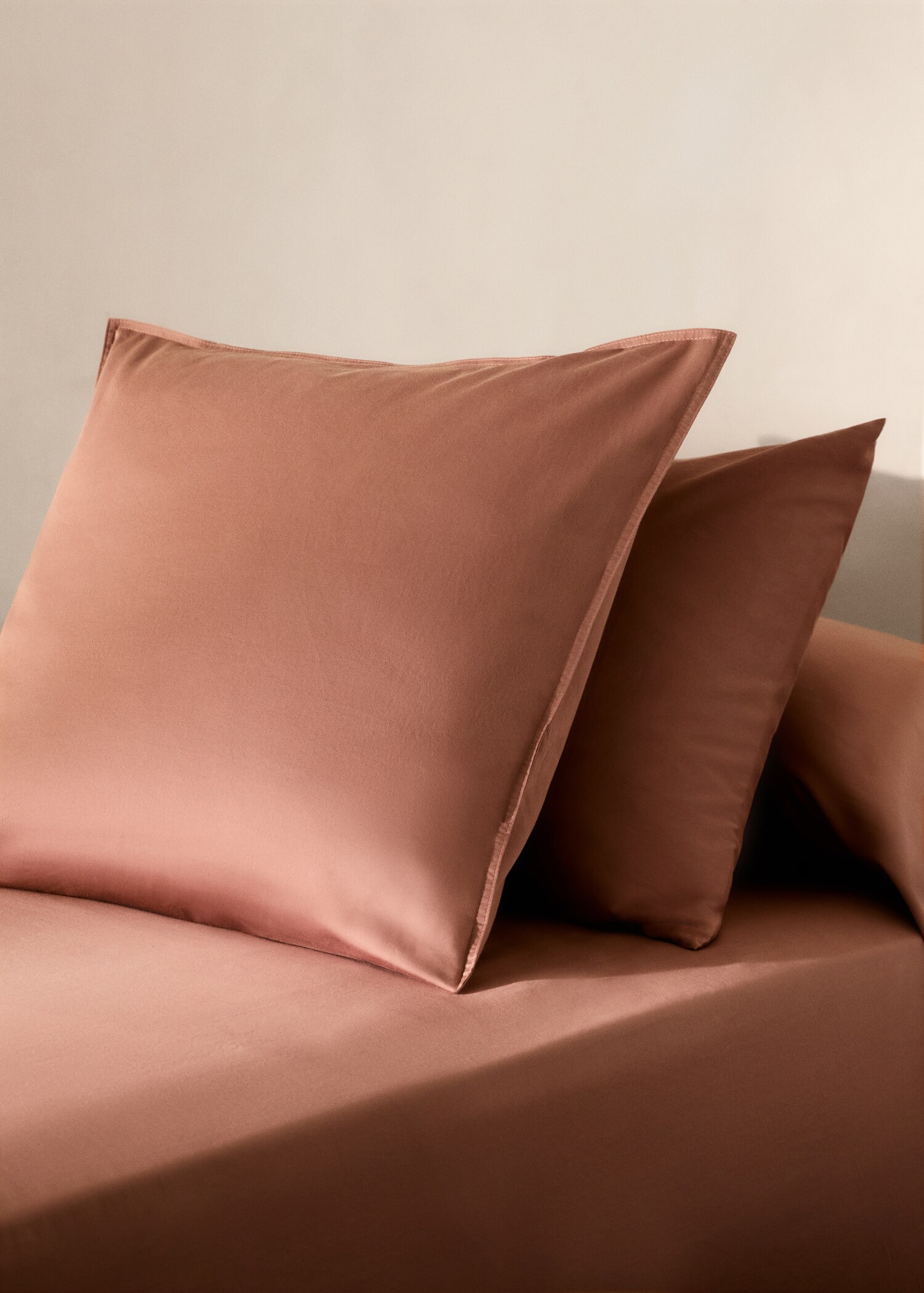 Two washed satin cotton pillowcases with double stitching 50x75 cm - General plane