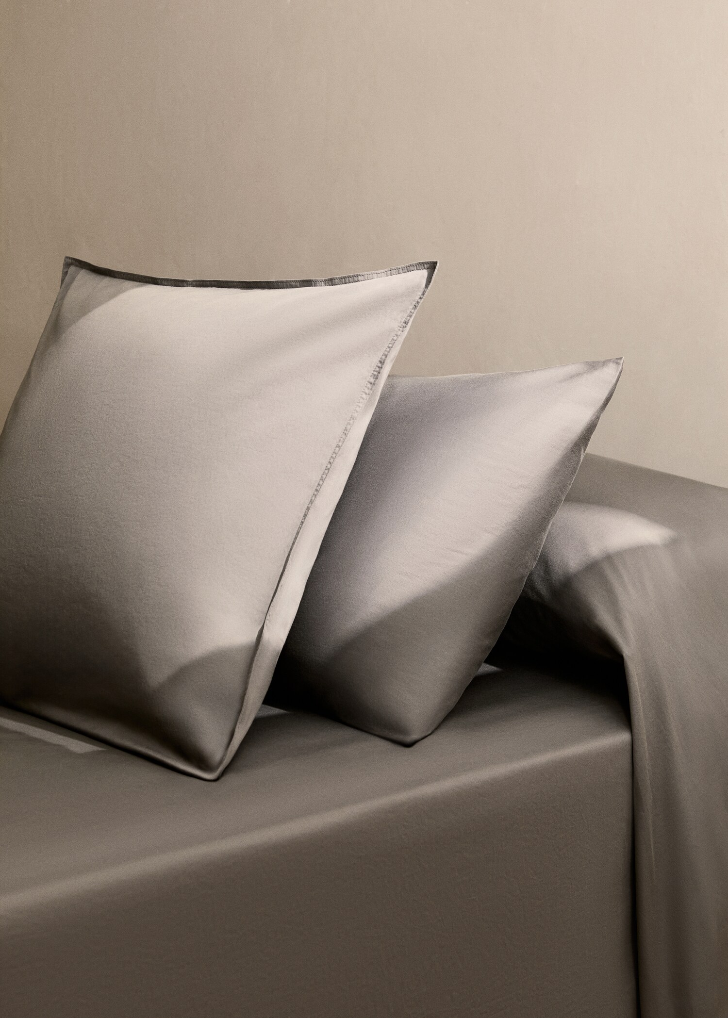 Two washed satin cotton pillowcases with double stitching 50x75 cm - General plane