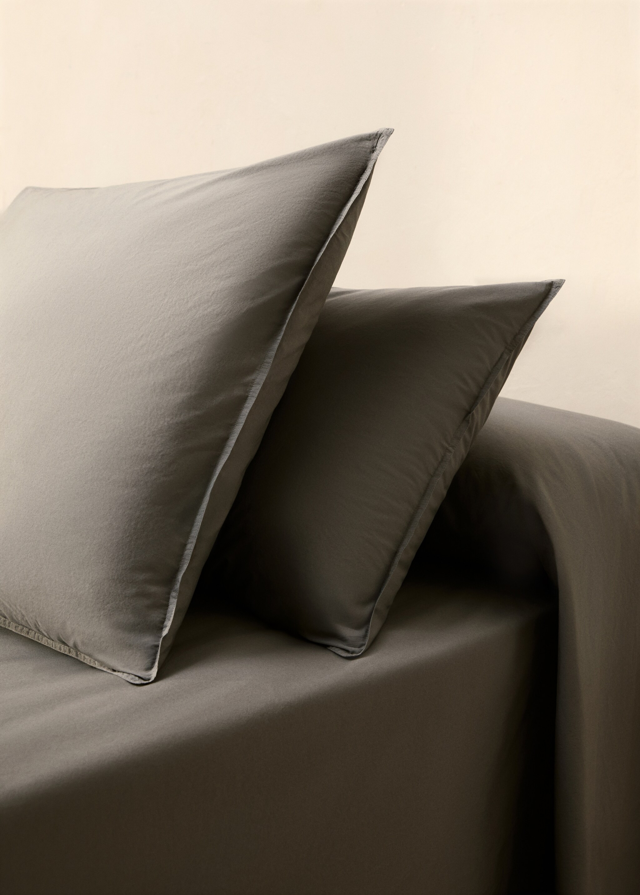 Two cotton poplin double-stitched pillowcases 50x75 cm - General plane, Medium Grey. Ref: 87013030-00.