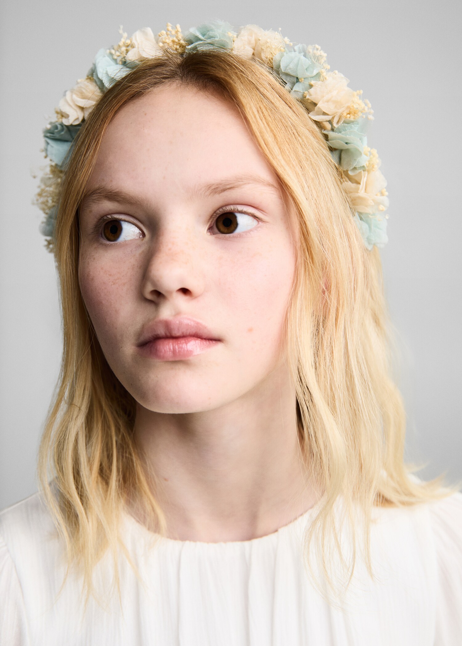 Diadema flores cierre lazo - Plano general