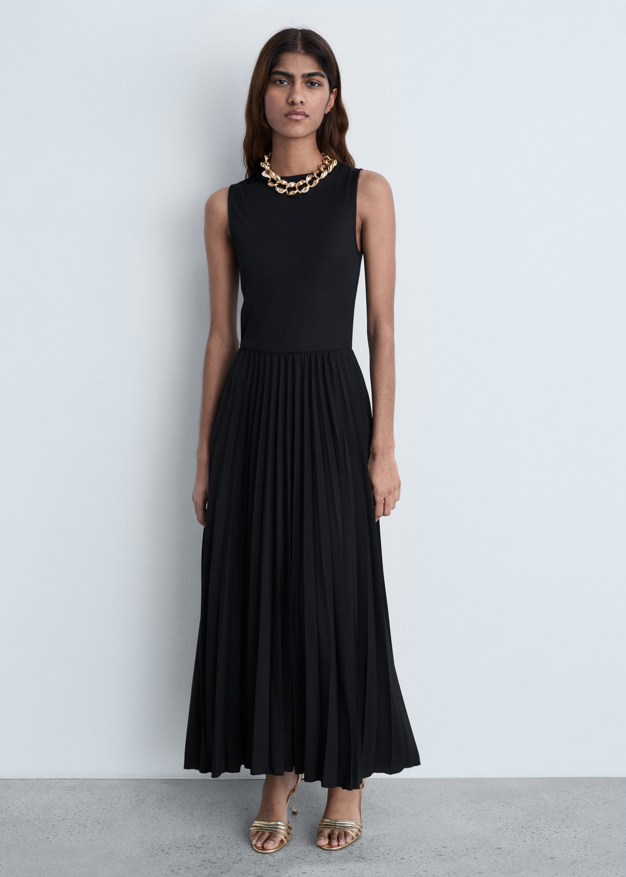 Pleated long dress - General plane, Black. Ref: 87014067-00.