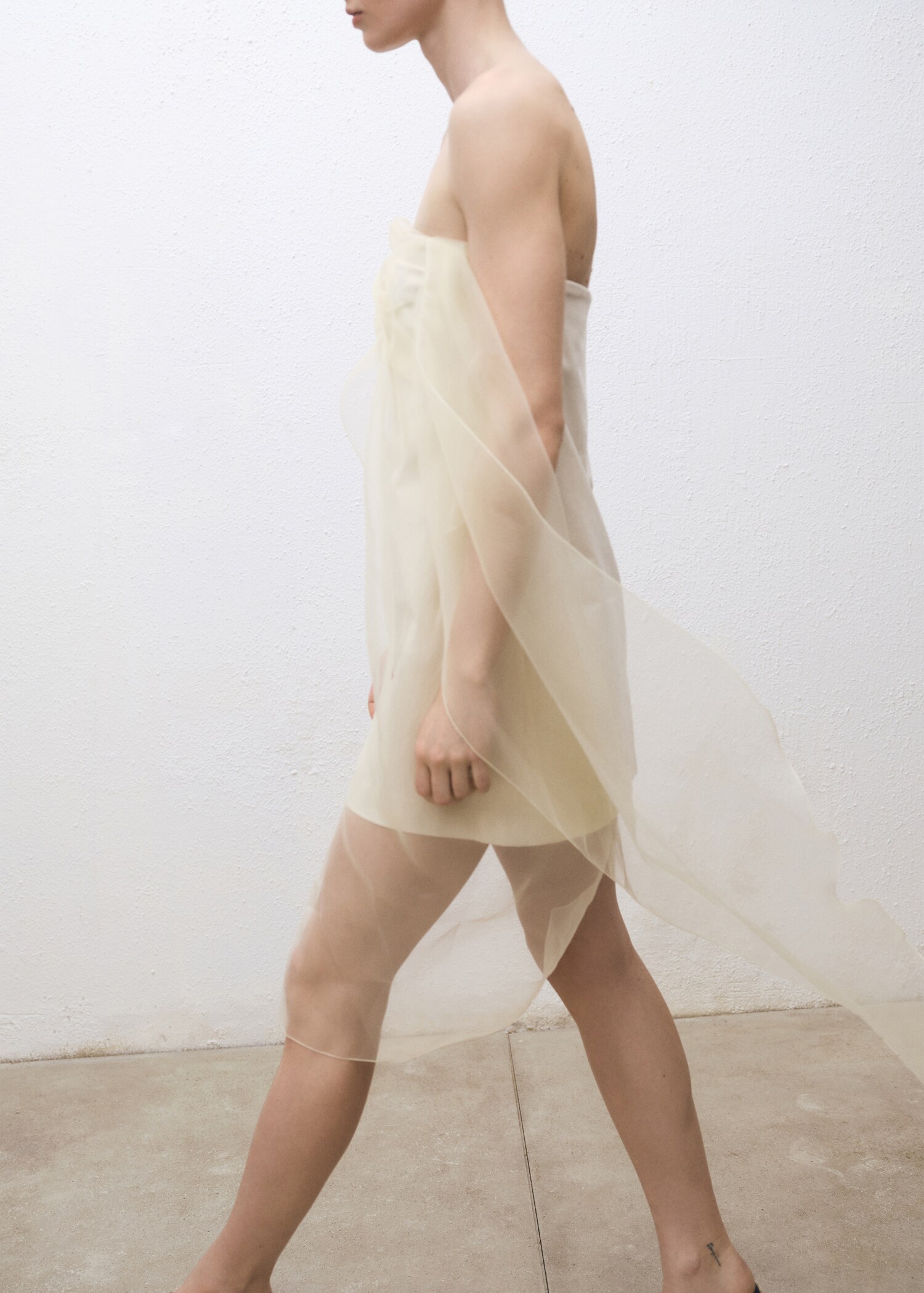 Vestido corto combinado gasa - Plano general