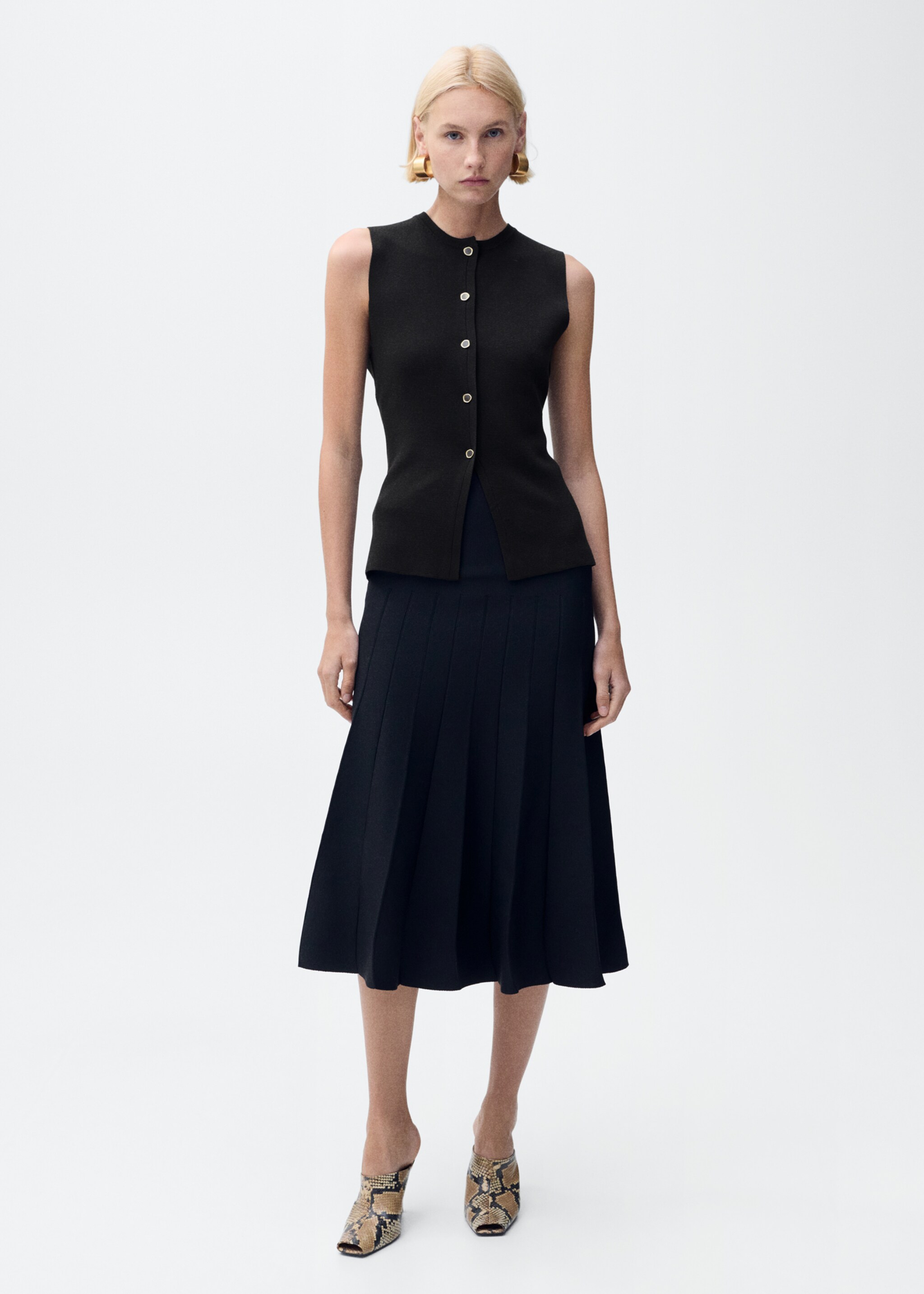 Fine-knit waistcoat with buttons - General plane, Chocolate. Ref: 87015764-00.