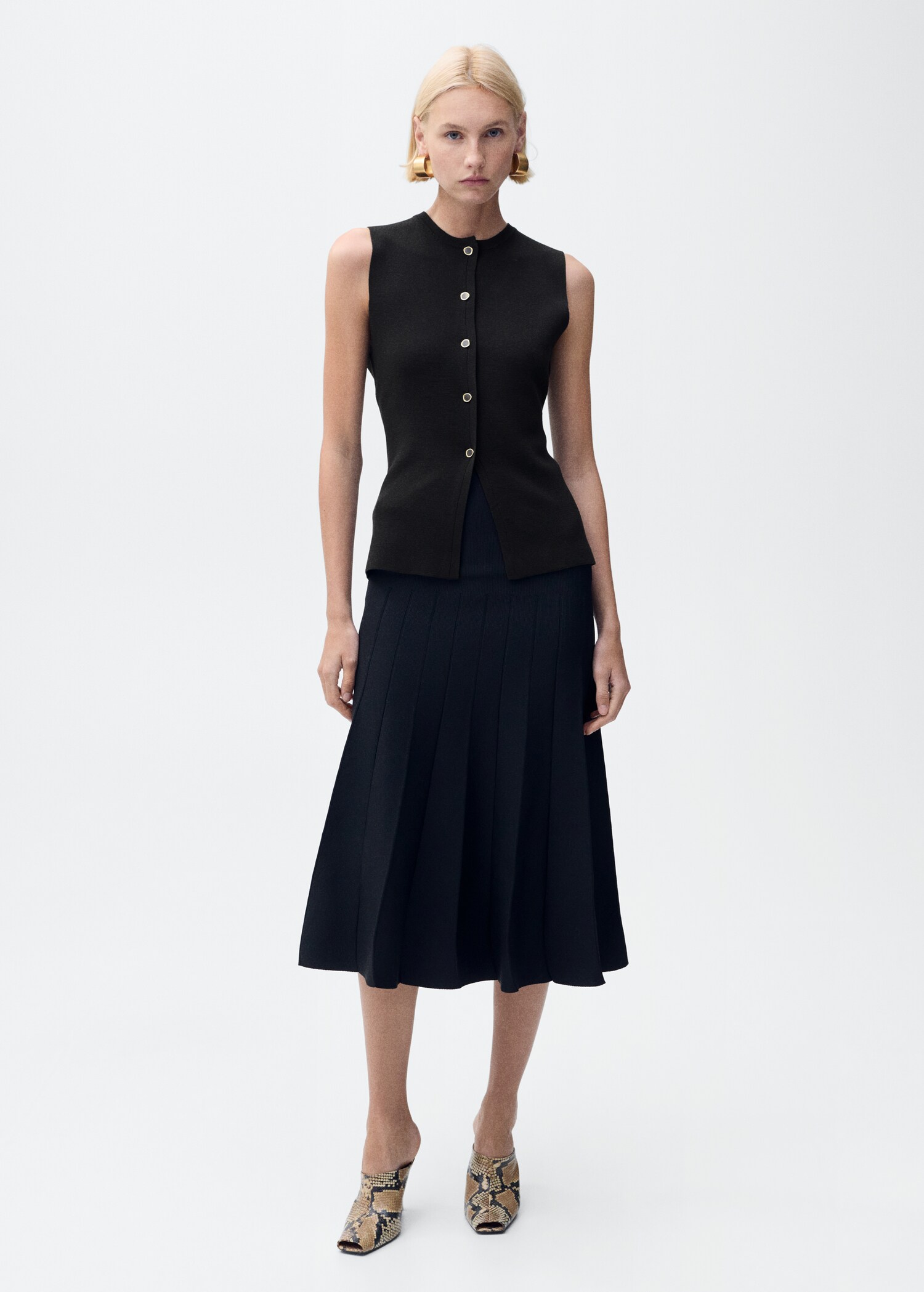 Fine-knit waistcoat with buttons - General plane