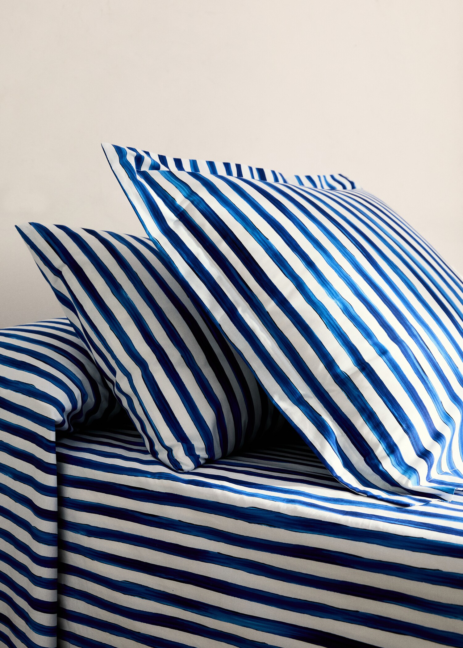 Two percale cotton watercolour-striped pillowcases 50x75 cm - General plane