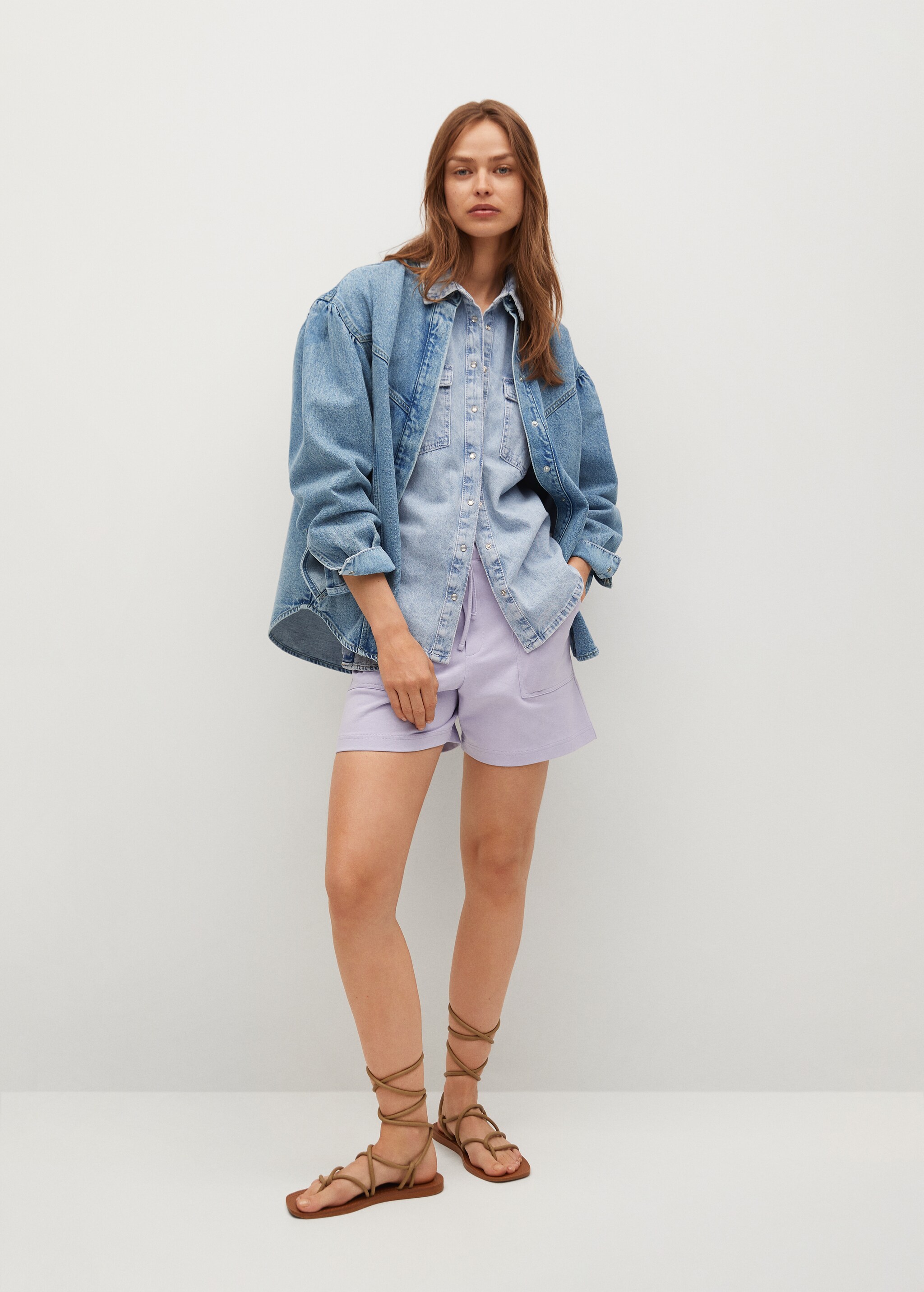 Sobrecamisa denim mangas abullonadas - Plano general