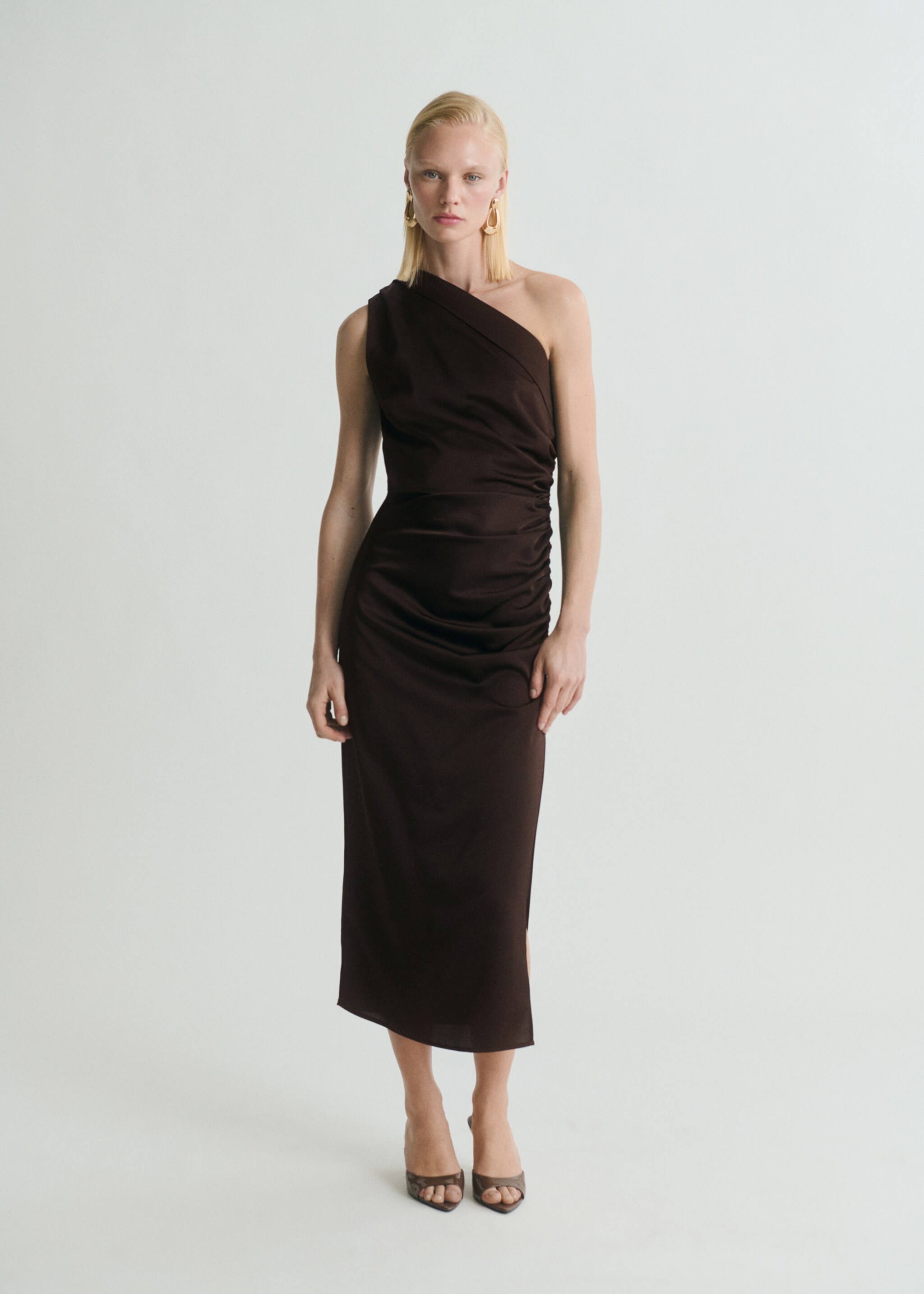 Asymmetrisches Kleid aus Satin mit seitlicher Raffung - Allgemeine Ansicht, Braun. Ref: 87018647-00.