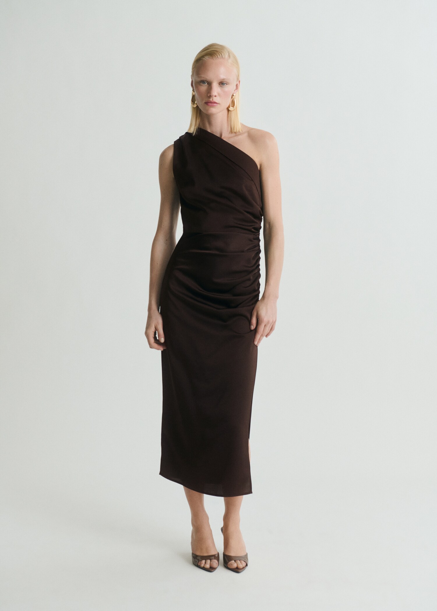Asymmetrisches Kleid aus Satin mit seitlicher Raffung - Allgemeine Ansicht